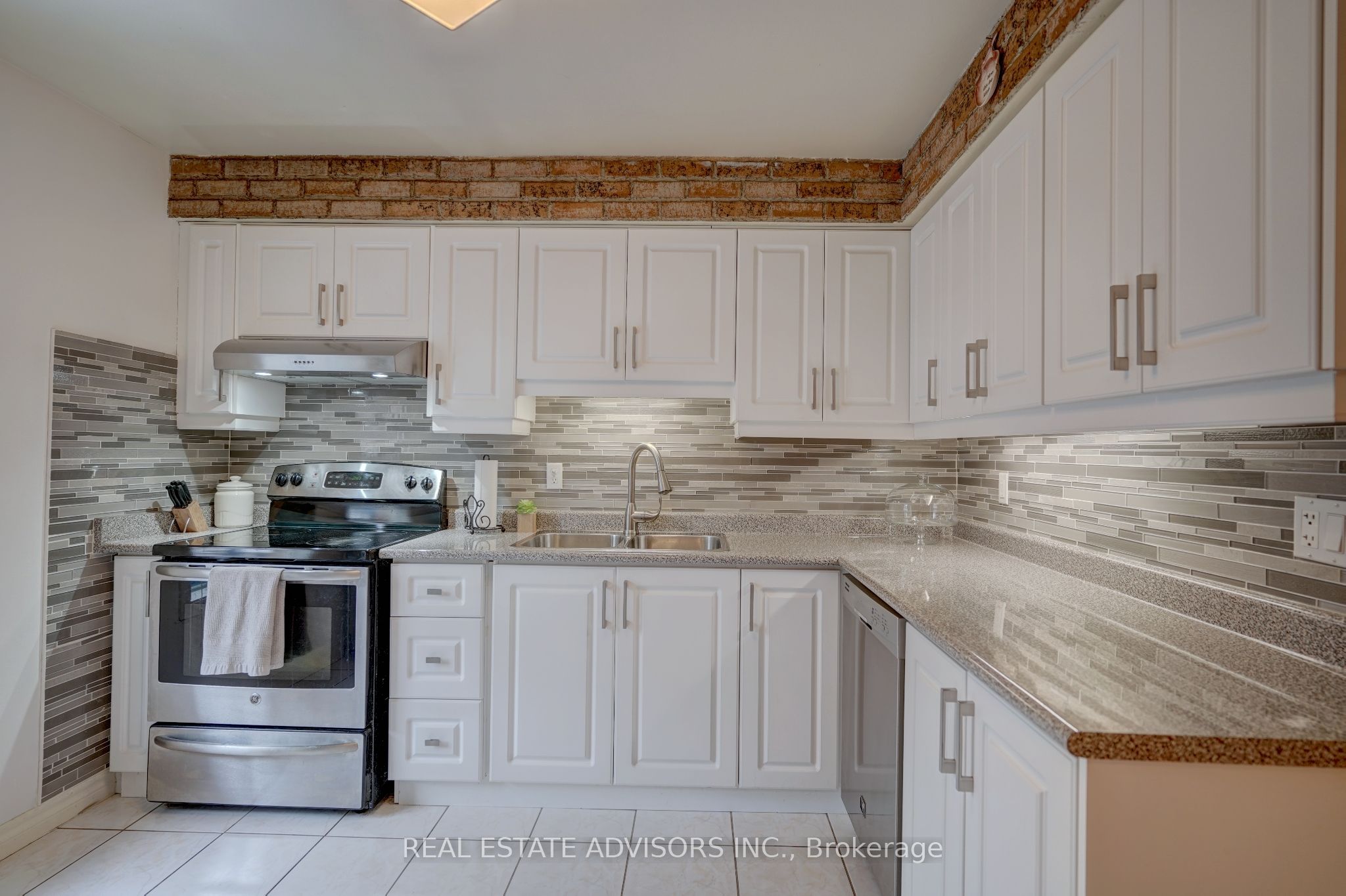 #47 - 3175 Kirwin Avenue Property Photo 3