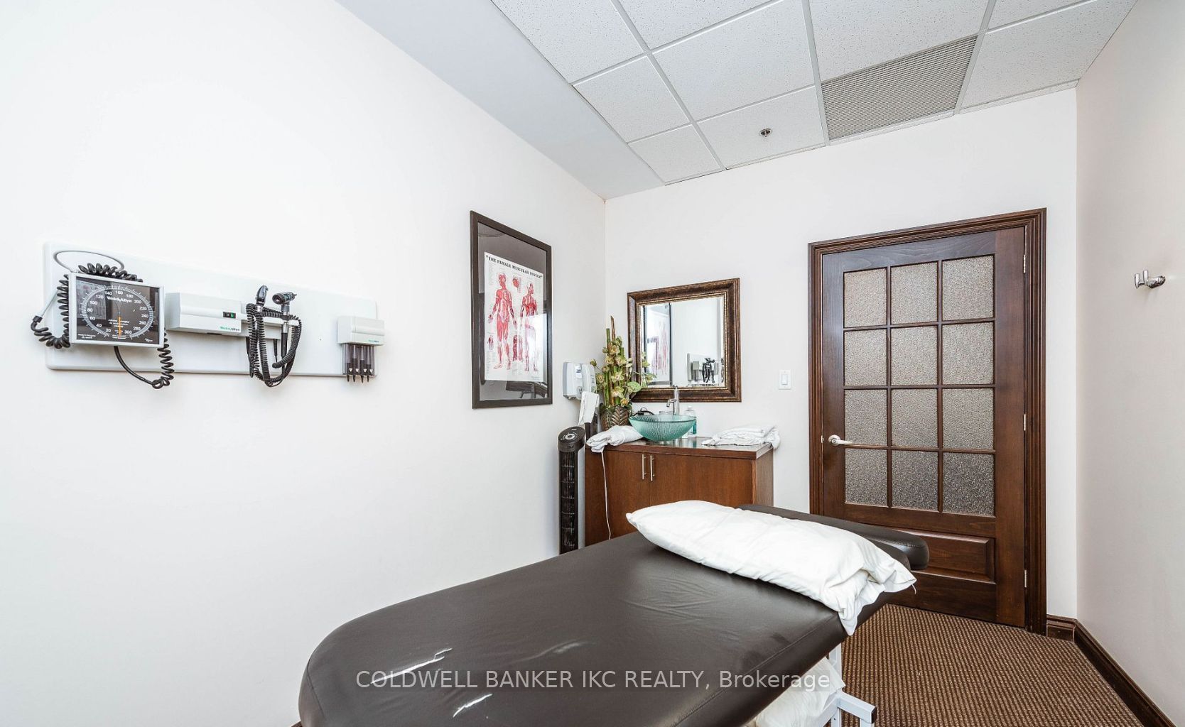 #c211 - 3885 Duke Of York Boulevard Property Photo 12