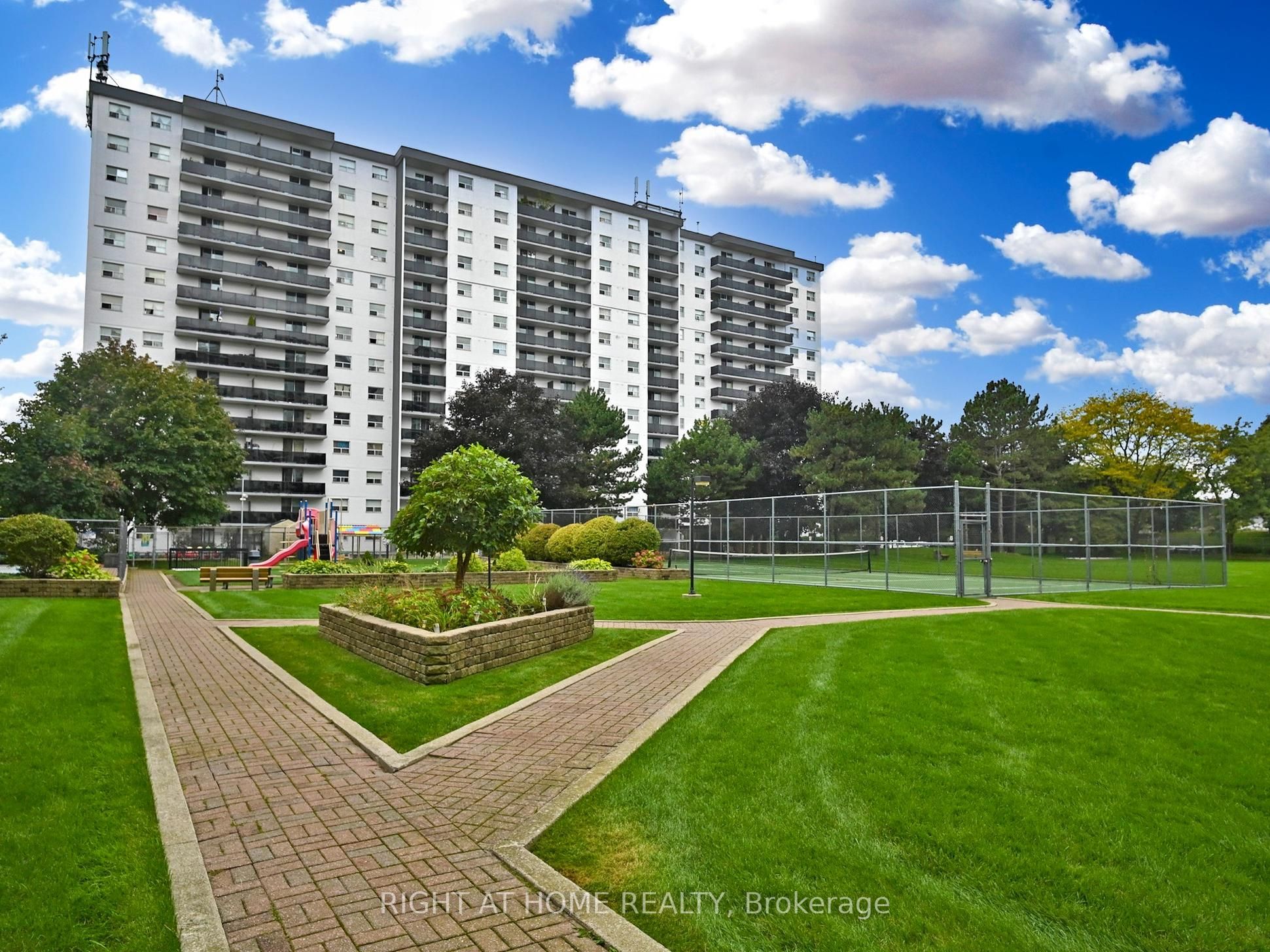 #1004 - 1100 Caven Street Property Photo 2