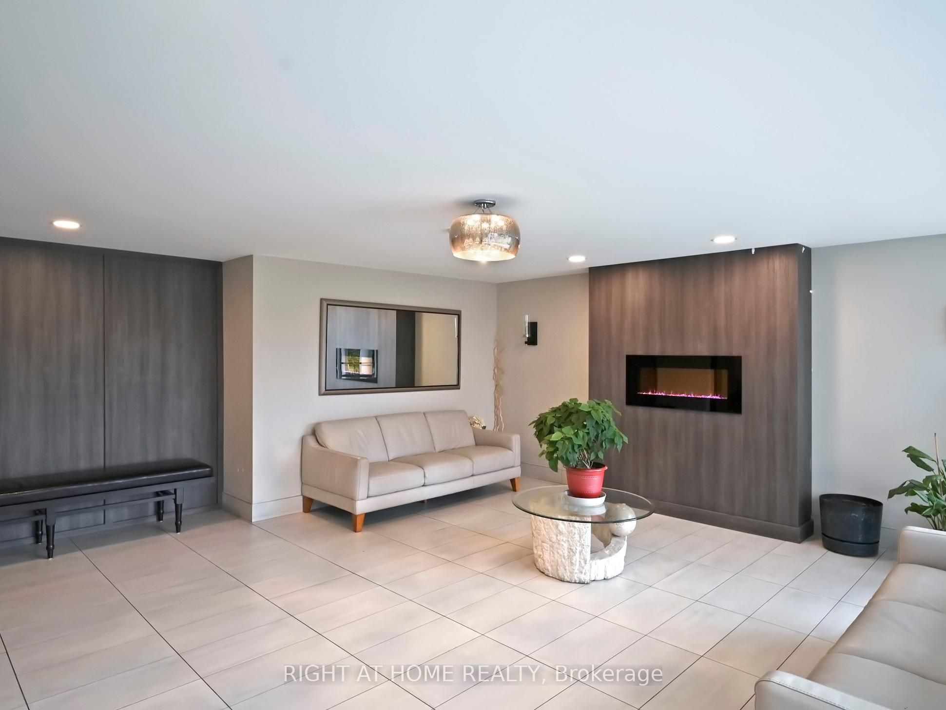 #1004 - 1100 Caven Street Property Photo 3
