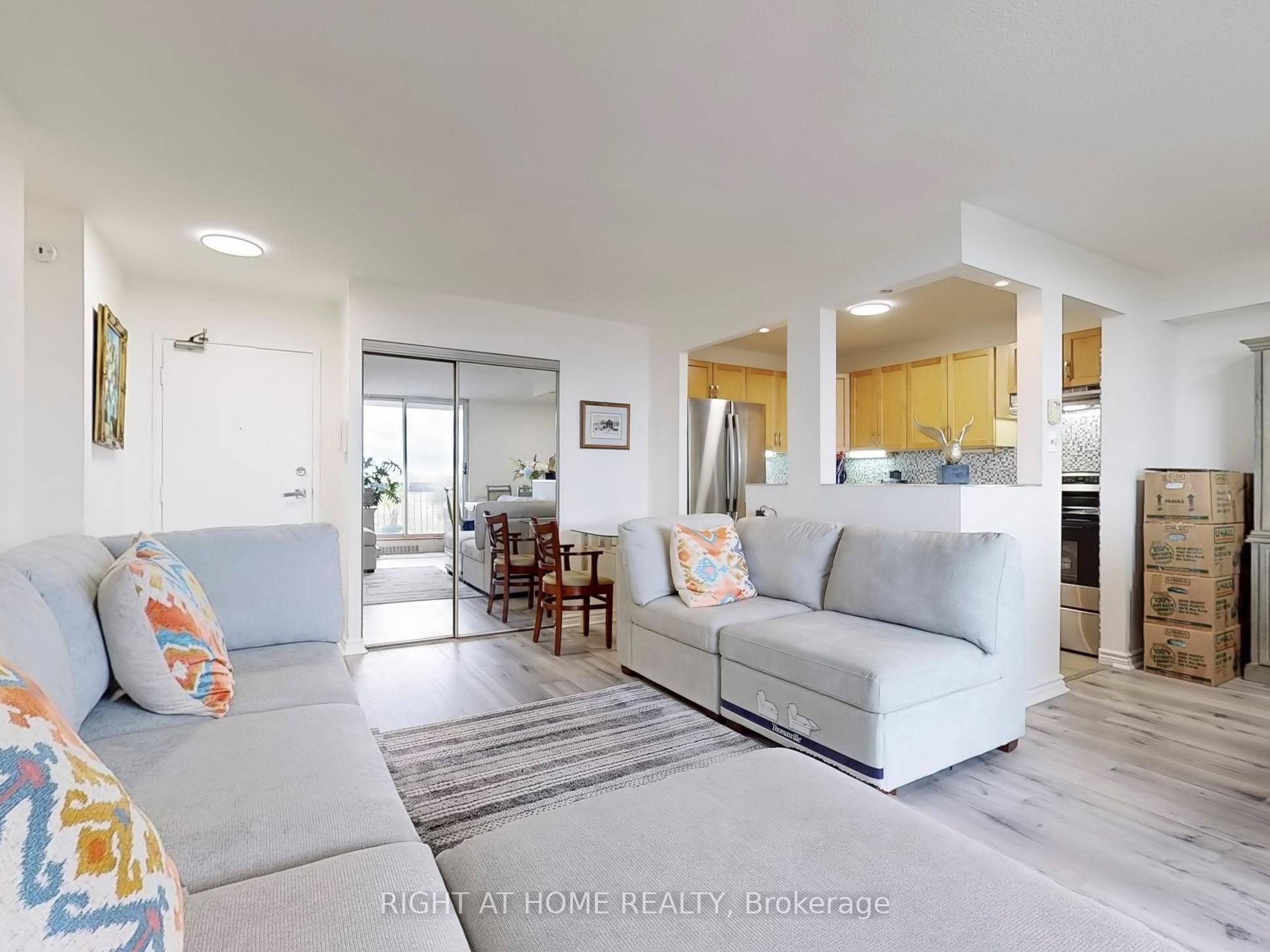 #1004 - 1100 Caven Street Property Photo 6