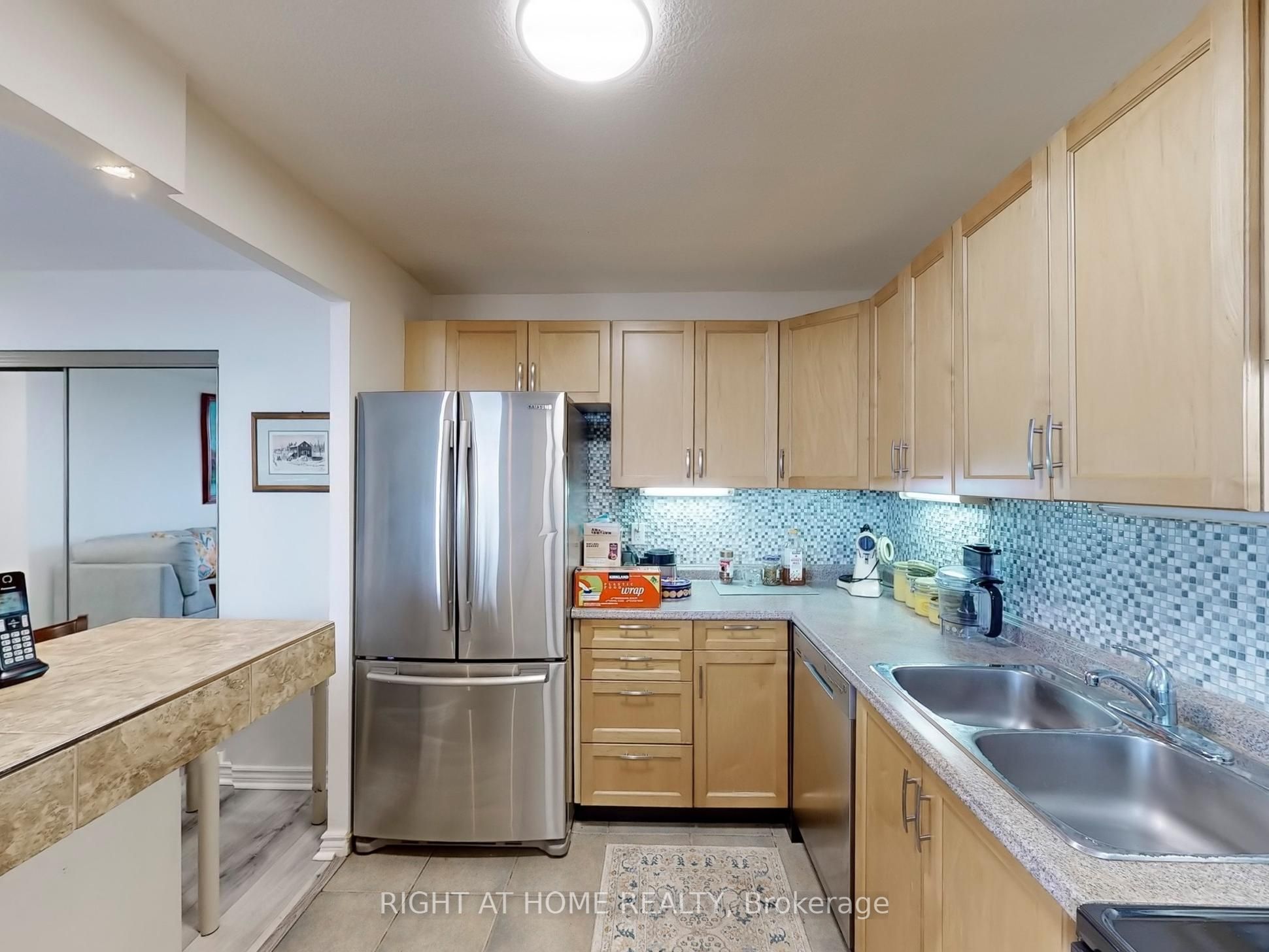 #1004 - 1100 Caven Street Property Photo 7