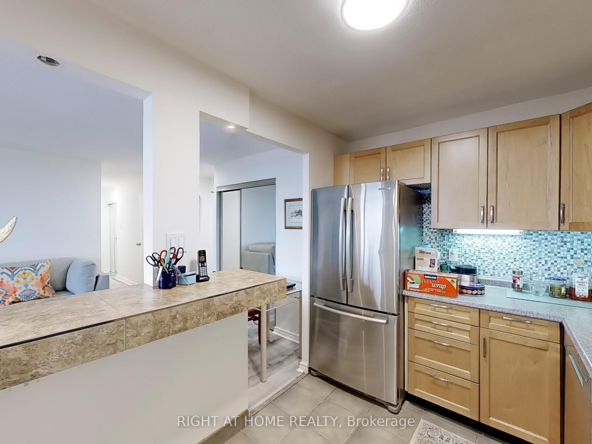 #1004 - 1100 Caven Street Property Photo 8