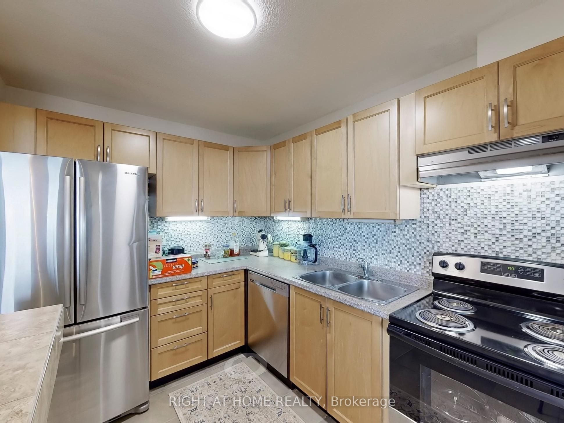 #1004 - 1100 Caven Street Property Photo 9
