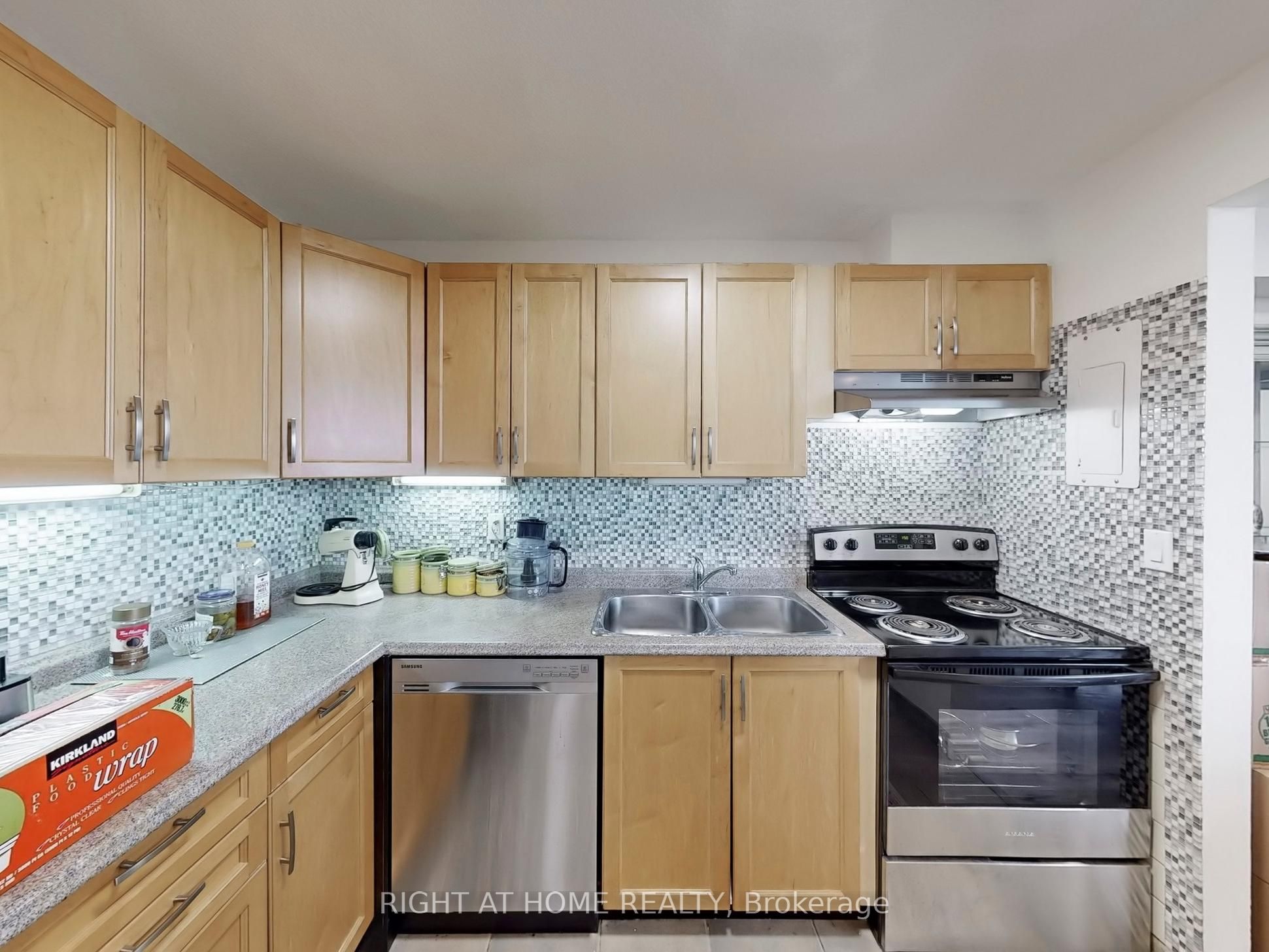 #1004 - 1100 Caven Street Property Photo 10