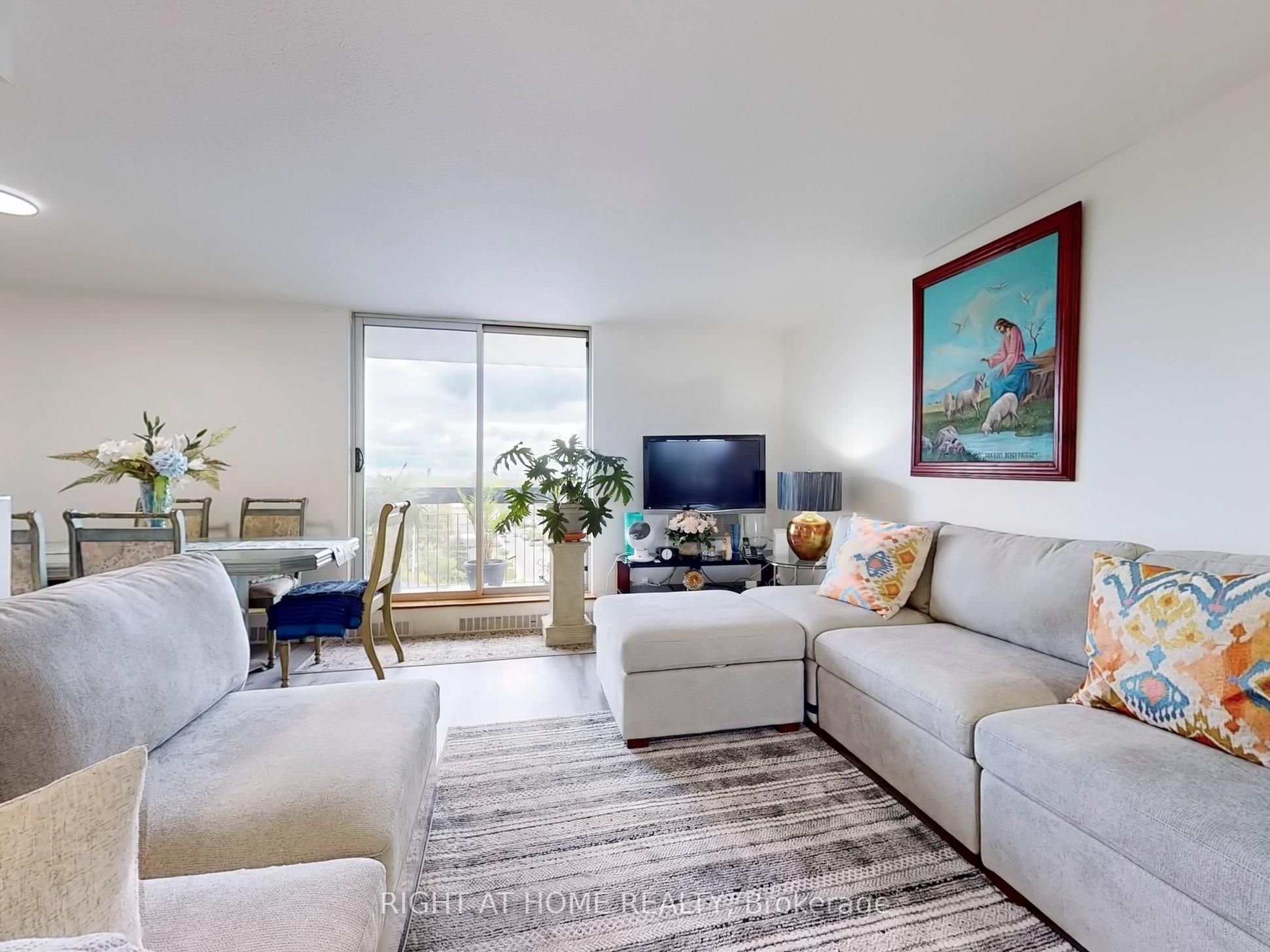 #1004 - 1100 Caven Street Property Photo 11