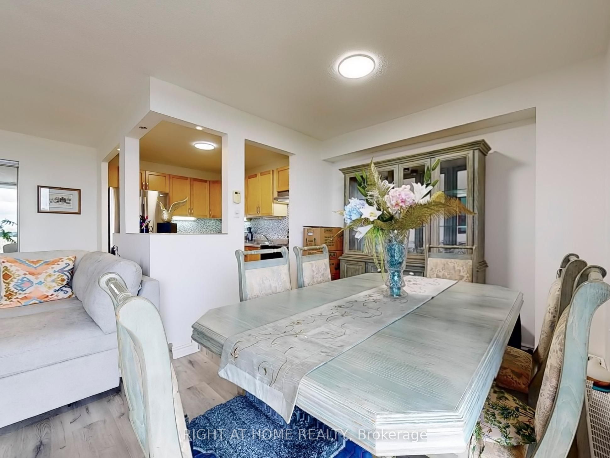 #1004 - 1100 Caven Street Property Photo 12