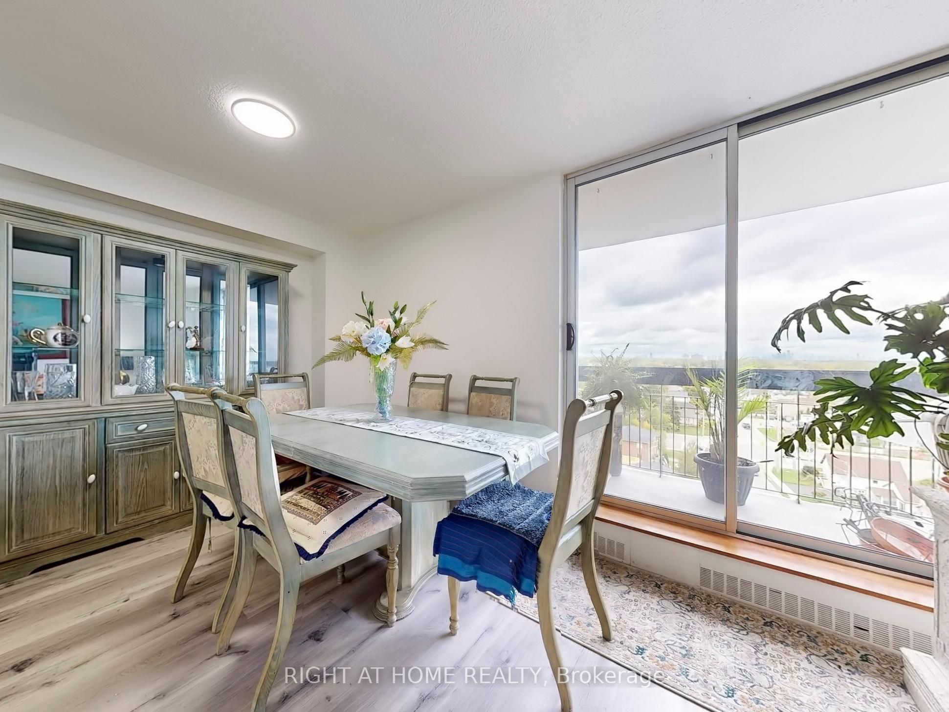 #1004 - 1100 Caven Street Property Photo 13