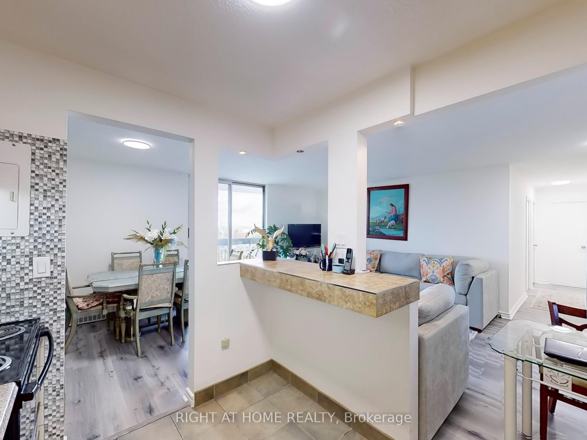#1004 - 1100 Caven Street Property Photo 14