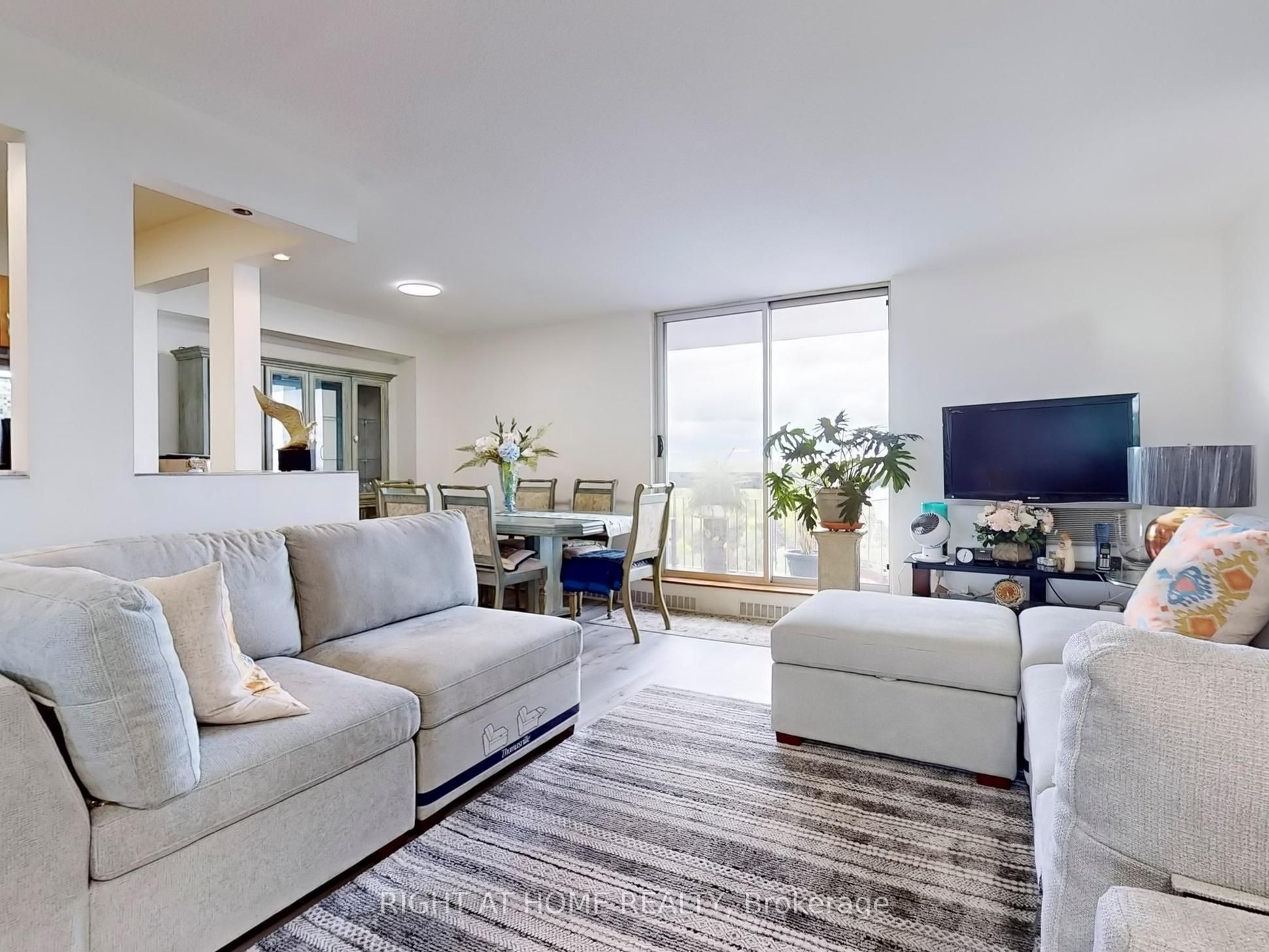 #1004 - 1100 Caven Street Property Photo 15