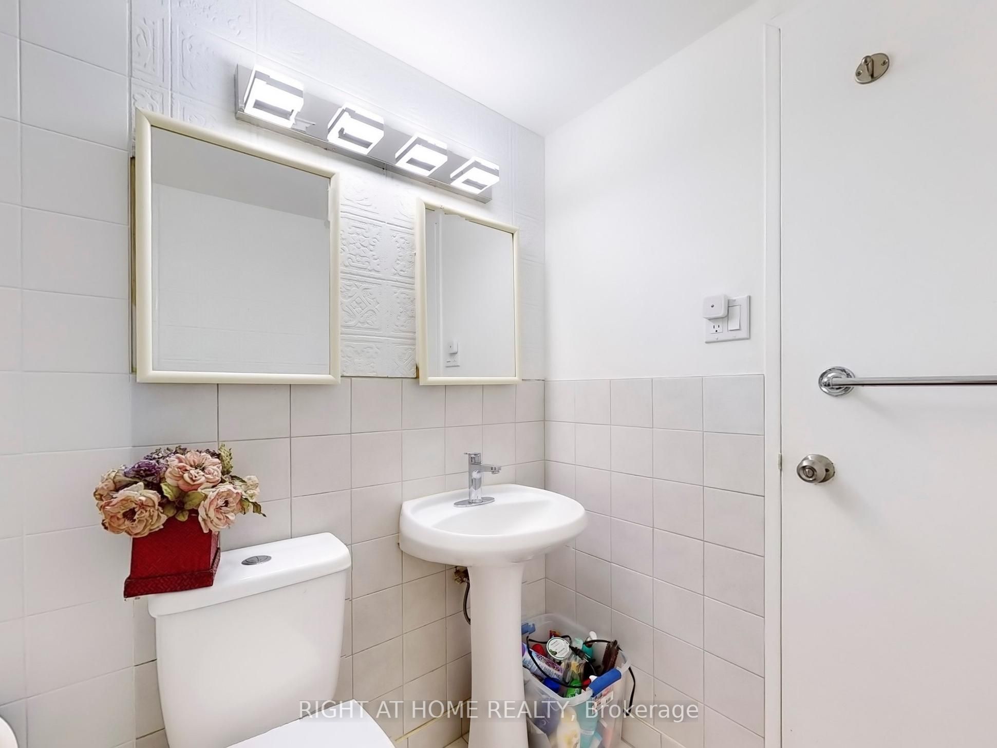 #1004 - 1100 Caven Street Property Photo 22