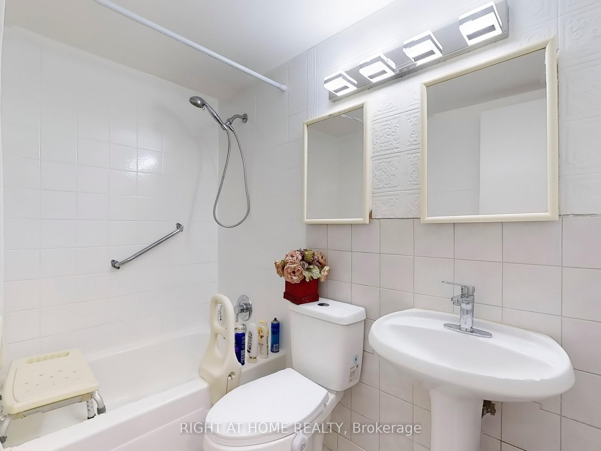 #1004 - 1100 Caven Street Property Photo 23