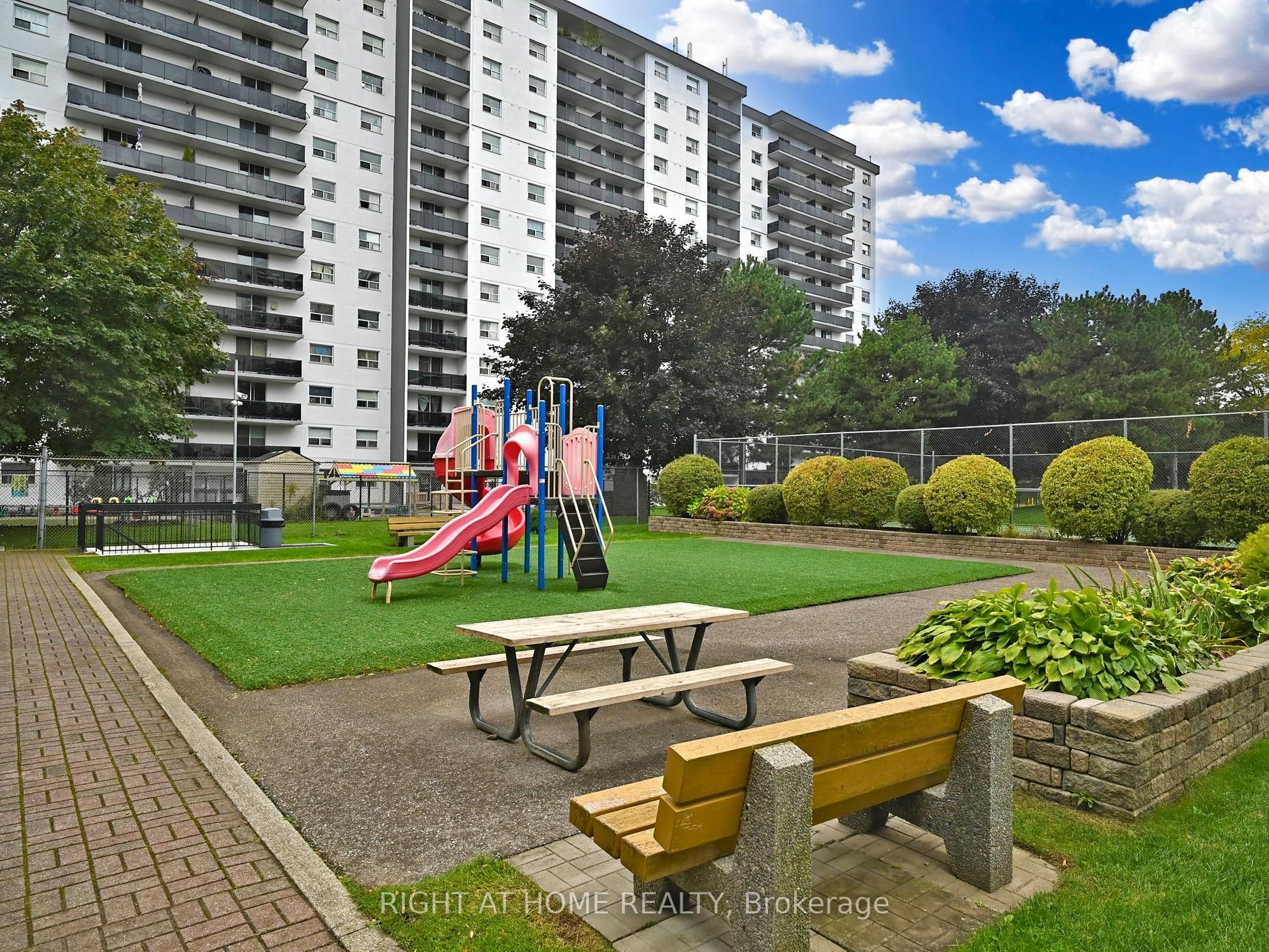 #1004 - 1100 Caven Street Property Photo 29