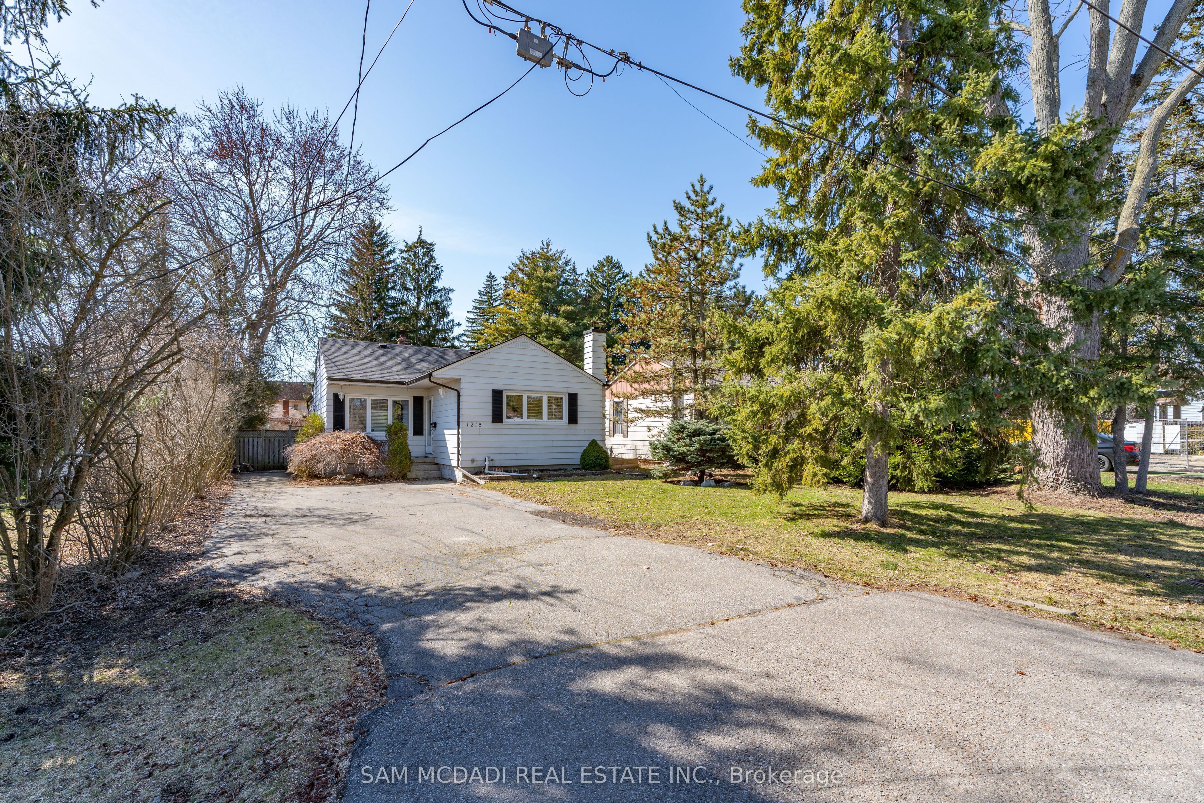 1218 Lakebreeze Drive Property Photo 2