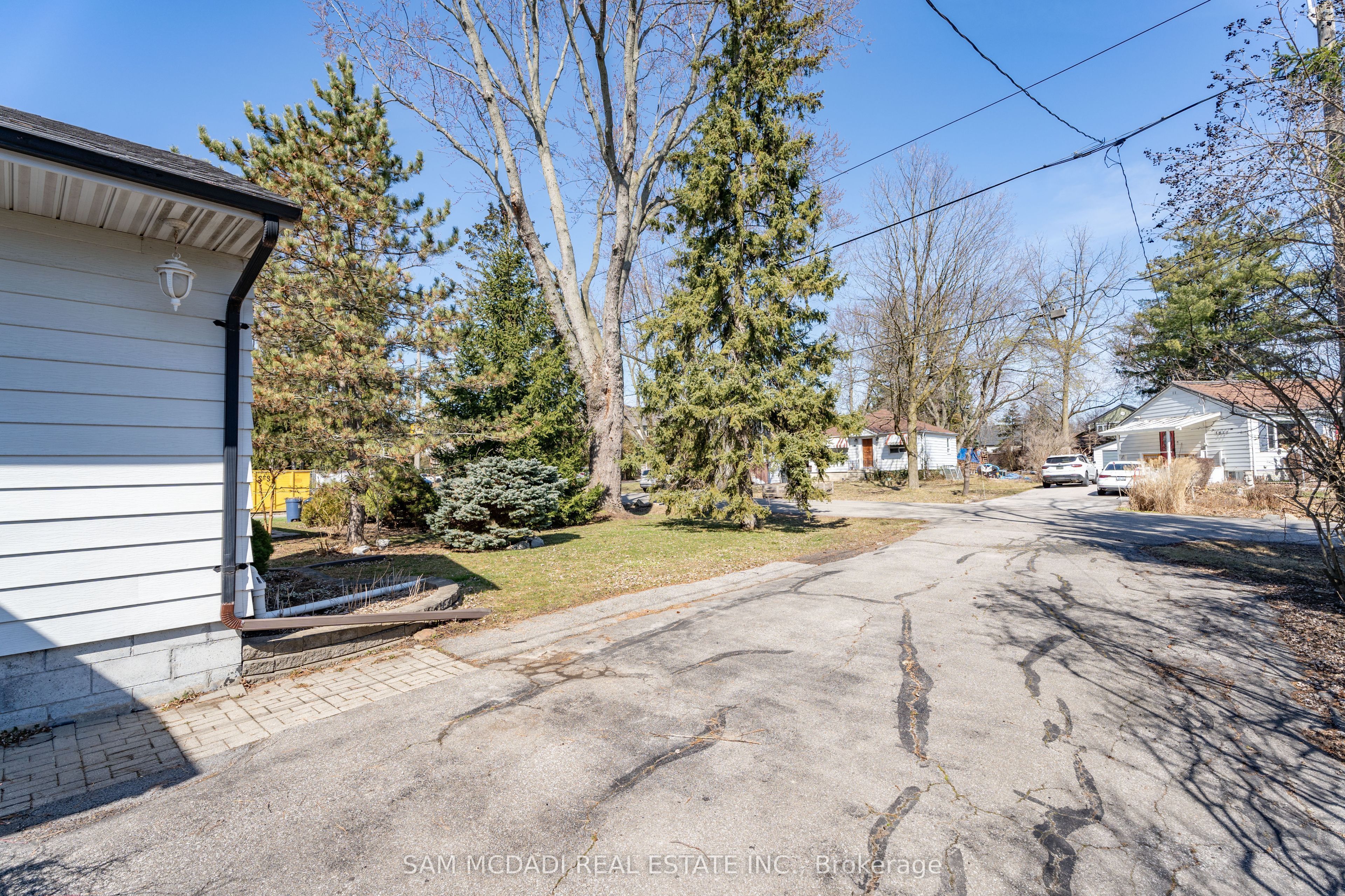 1218 Lakebreeze Drive Property Photo 3