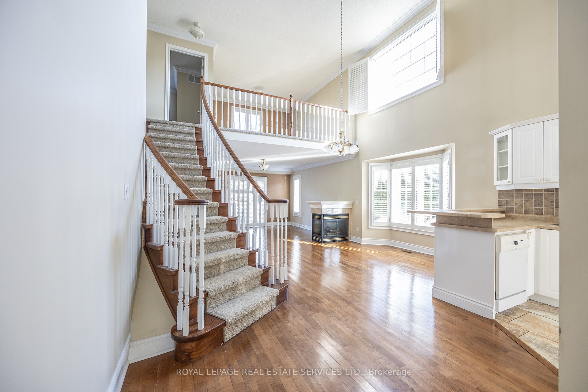 #1 - 5427 Lakeshore Road Property Photo 4