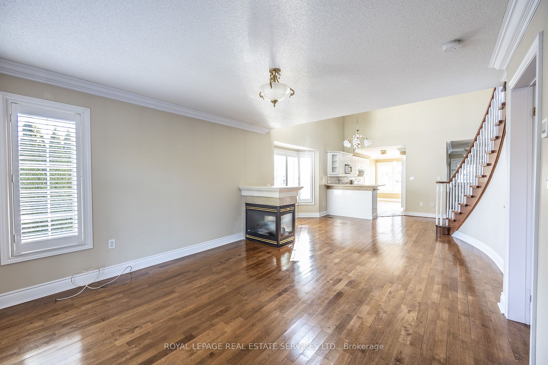 #1 - 5427 Lakeshore Road Property Photo 6