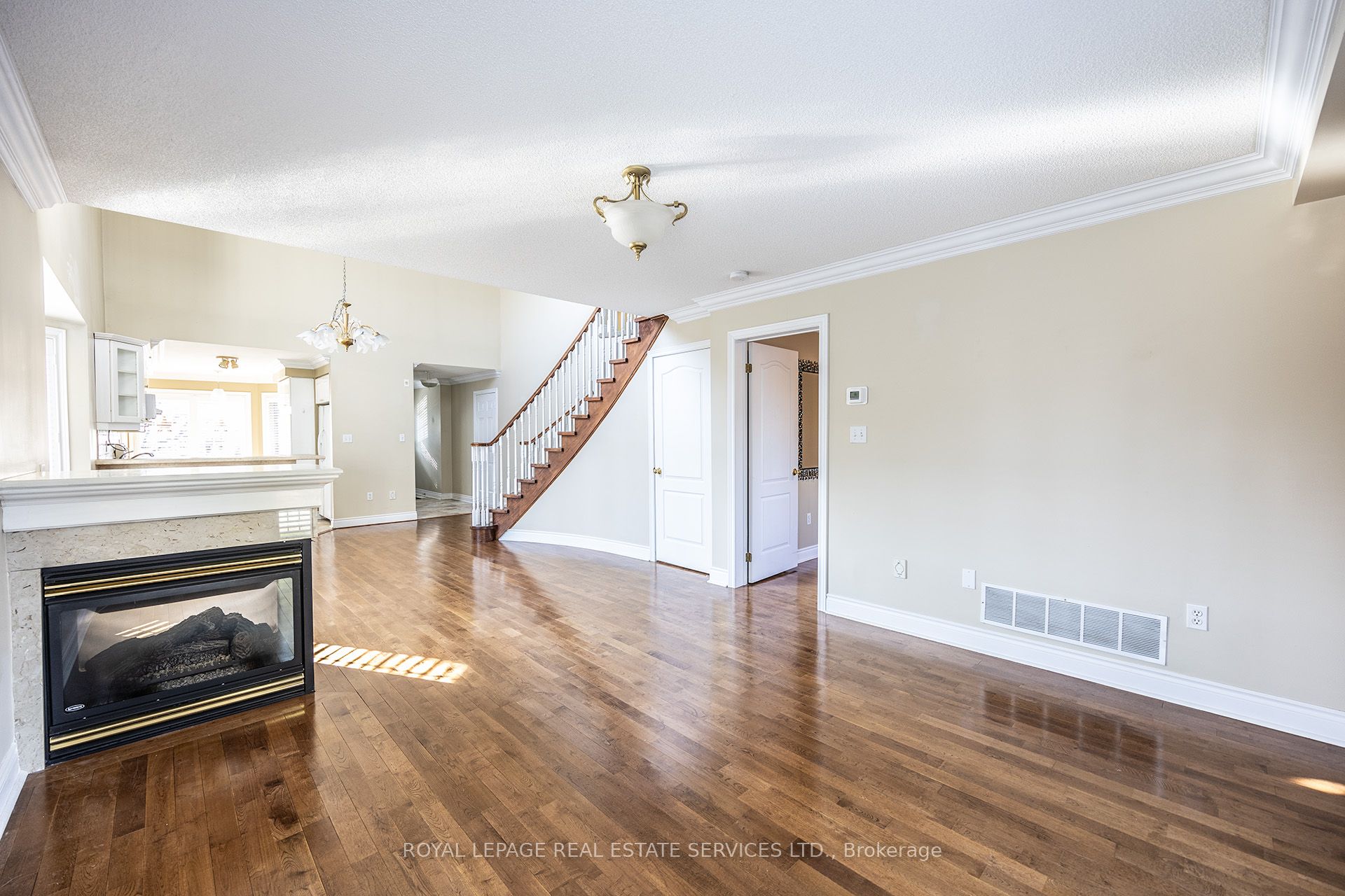 #1 - 5427 Lakeshore Road Property Photo 7