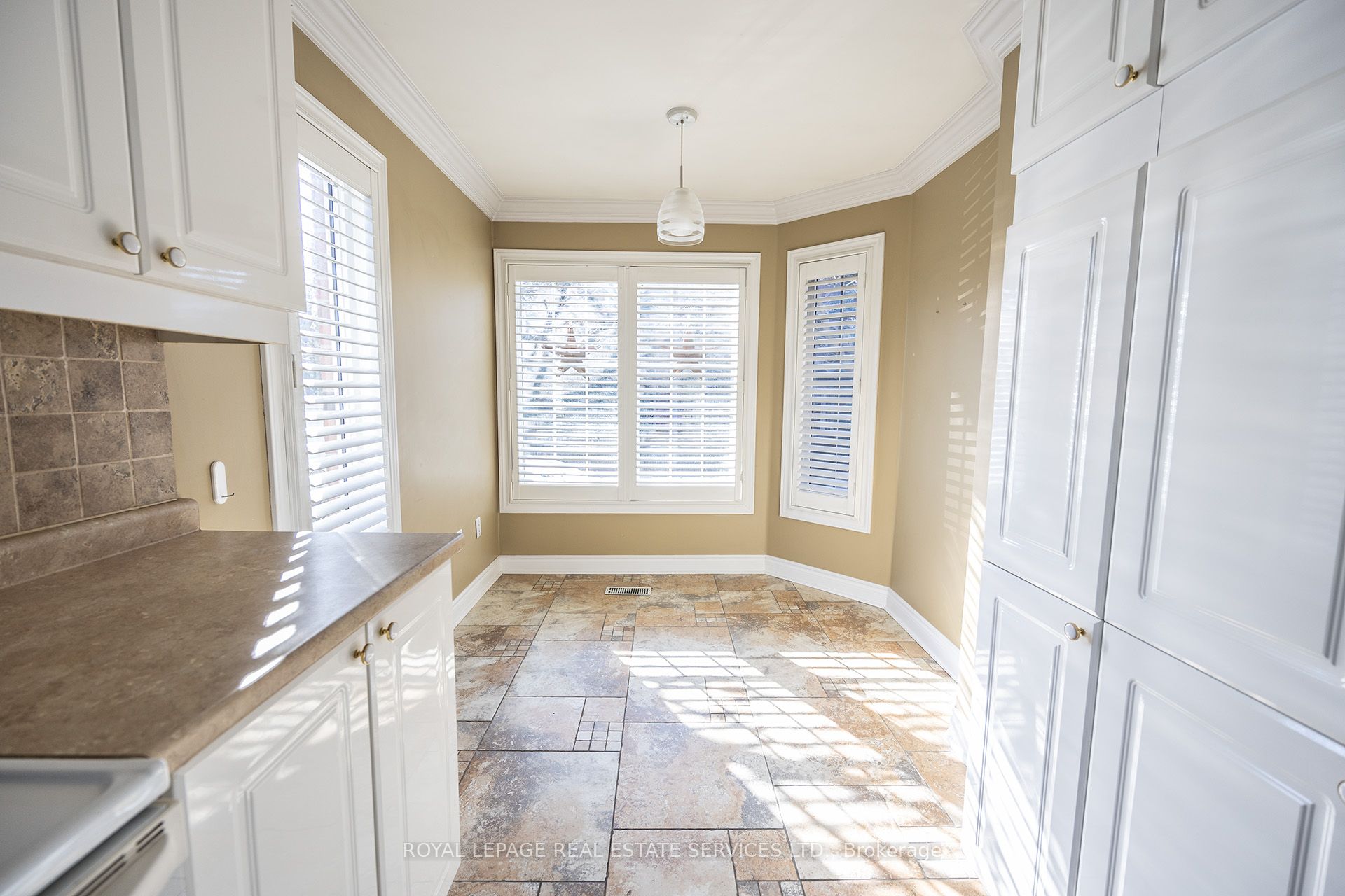 #1 - 5427 Lakeshore Road Property Photo 9