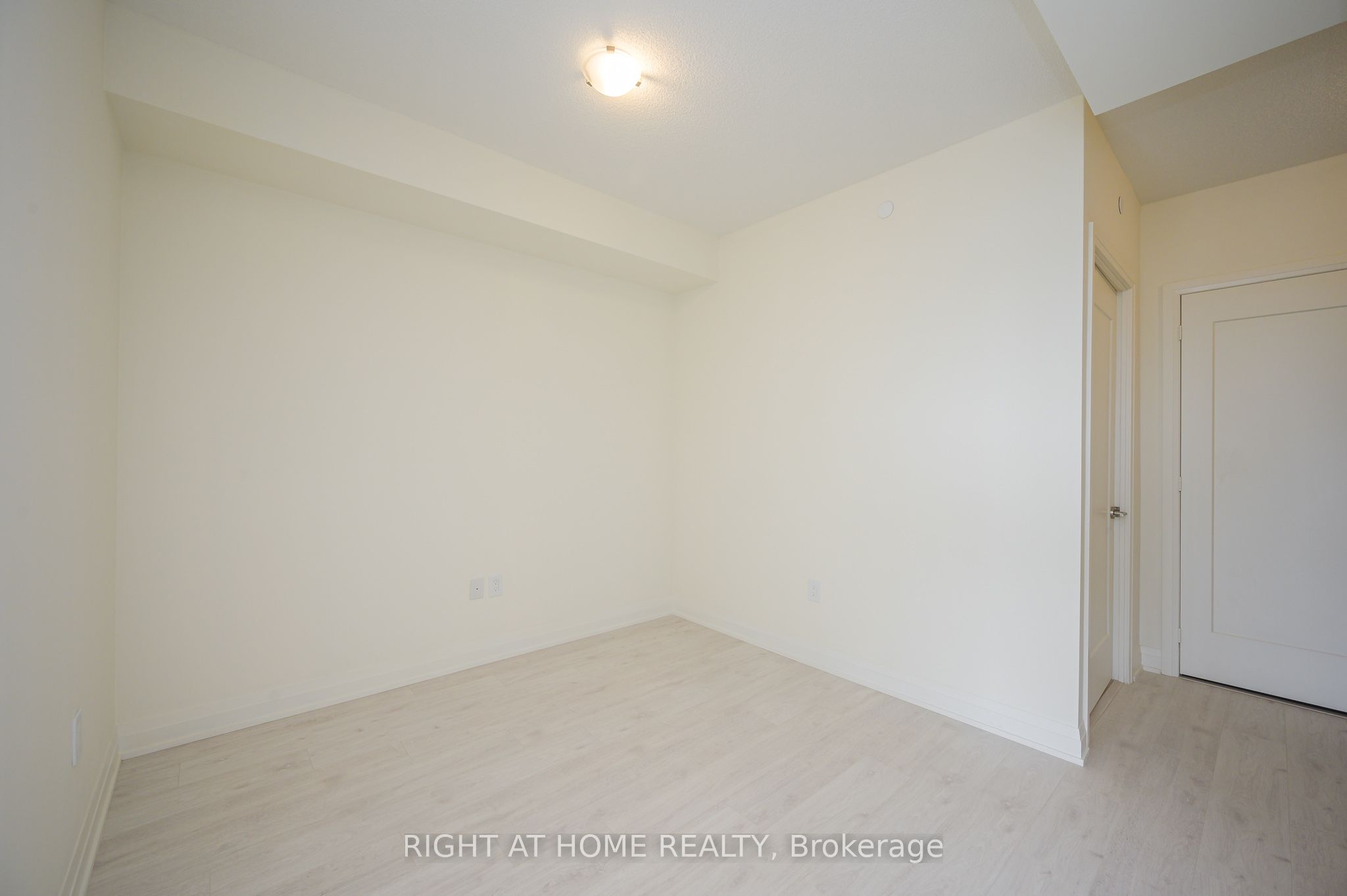 #605 - 509 Dundas Street Property Photo 12