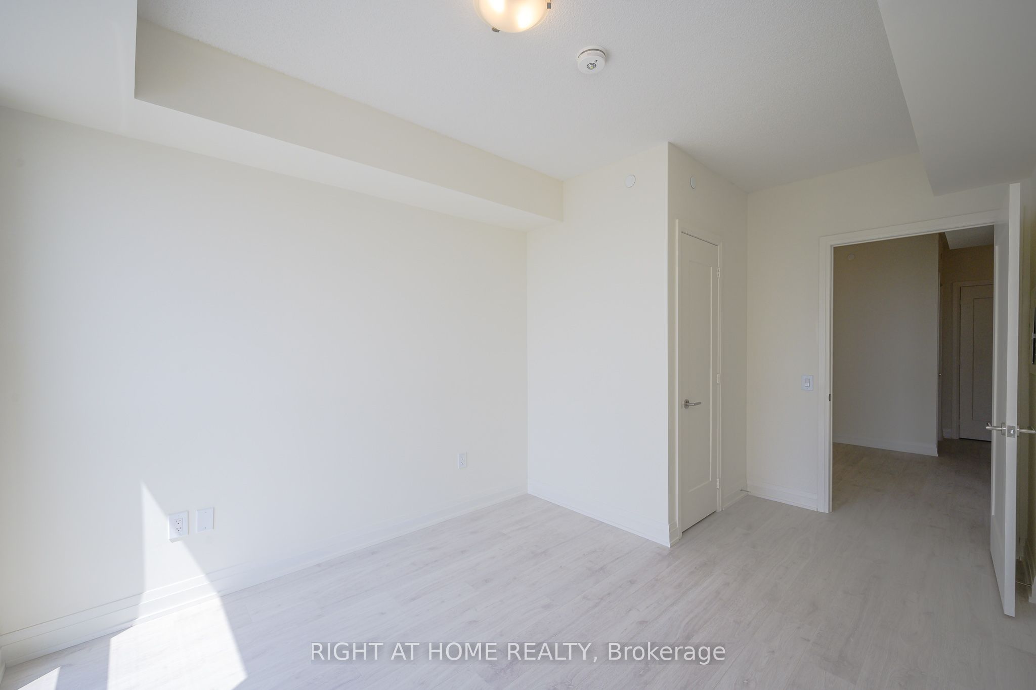 #605 - 509 Dundas Street Property Photo 18