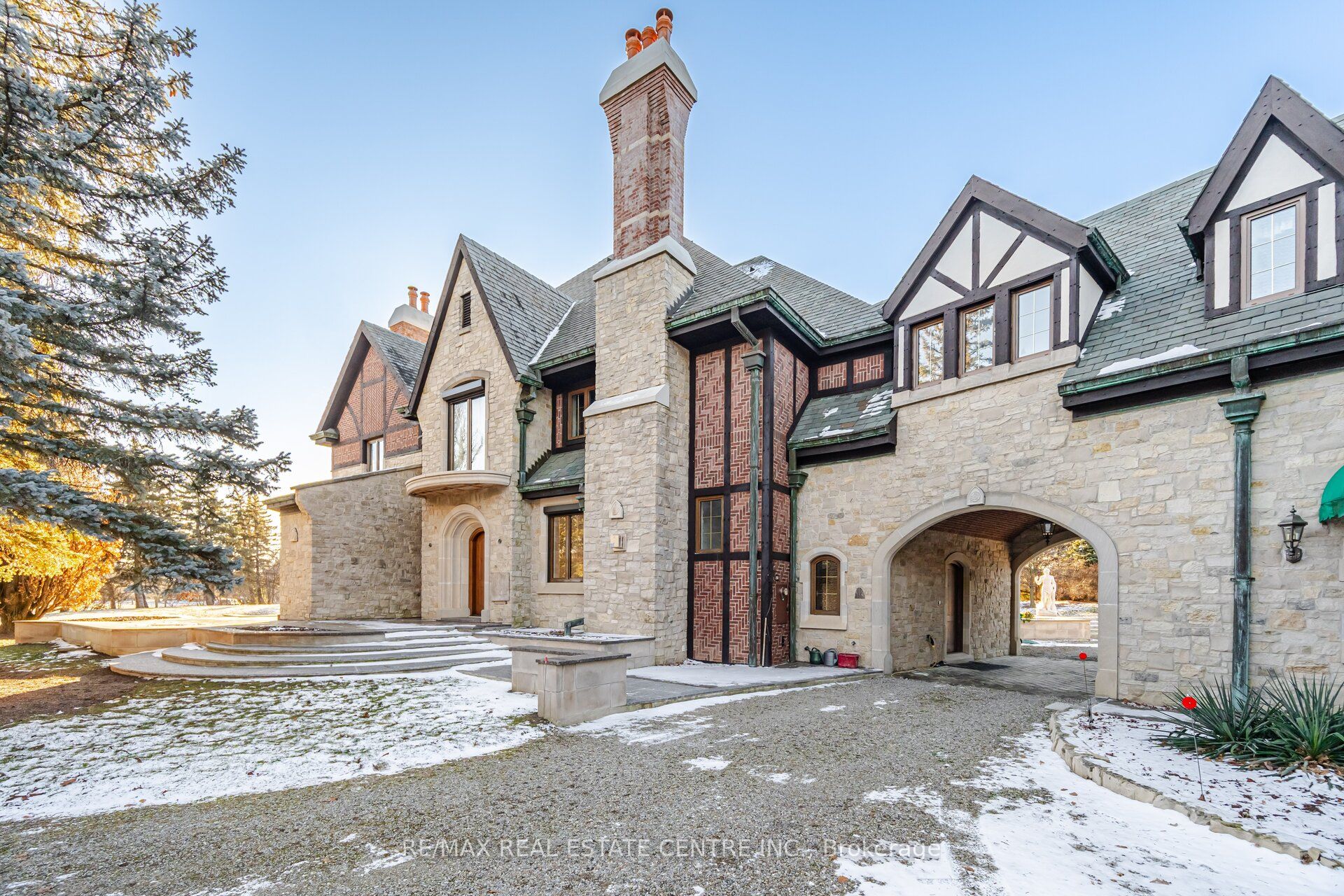 2 Edgeforest Drive Property Photo