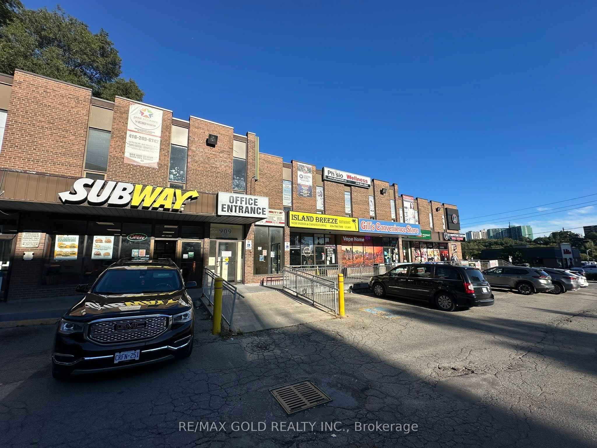 907 Jane Street Property Photo 1