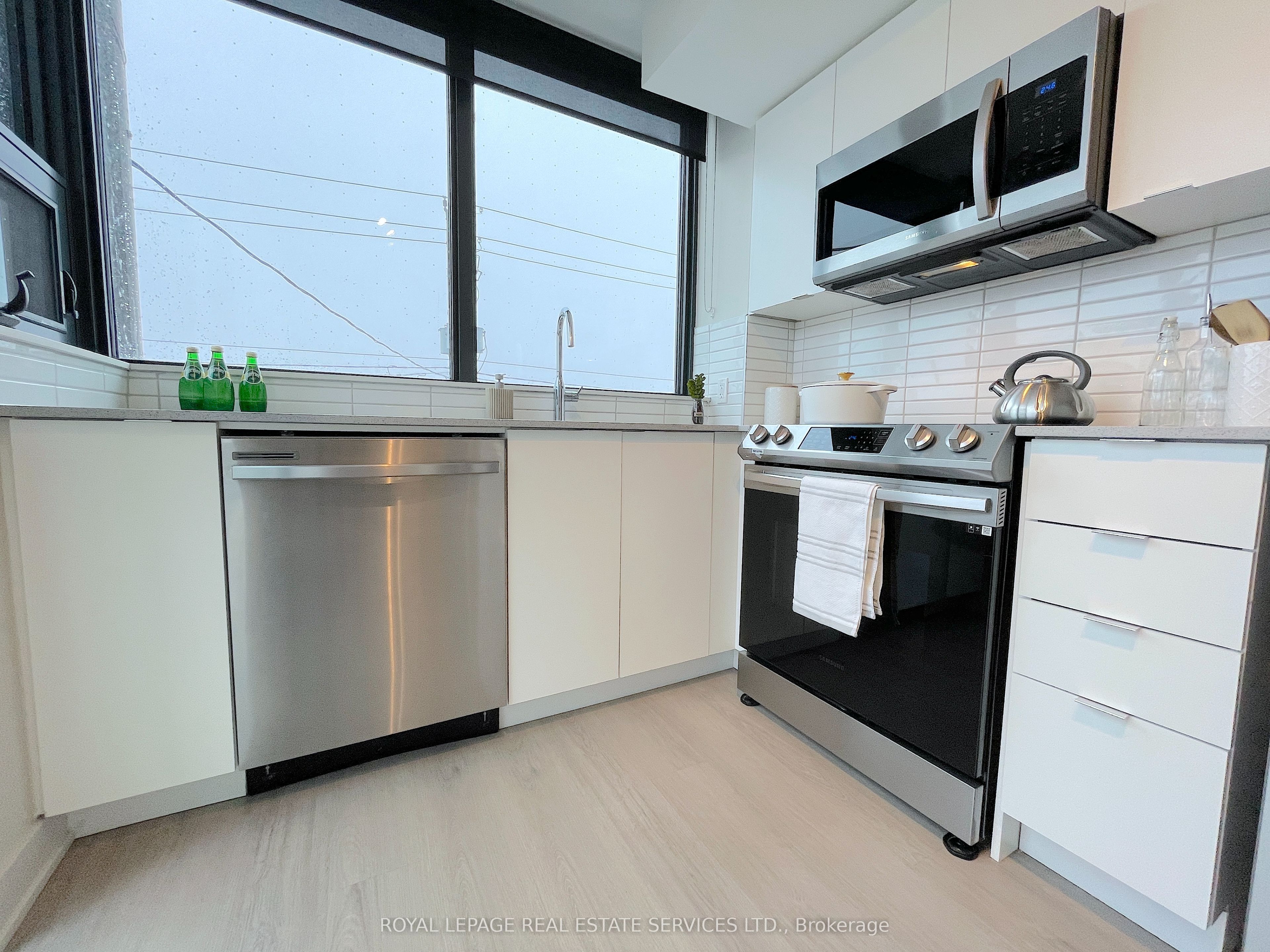 #208 - 3385 Dundas Street Property Photo 12