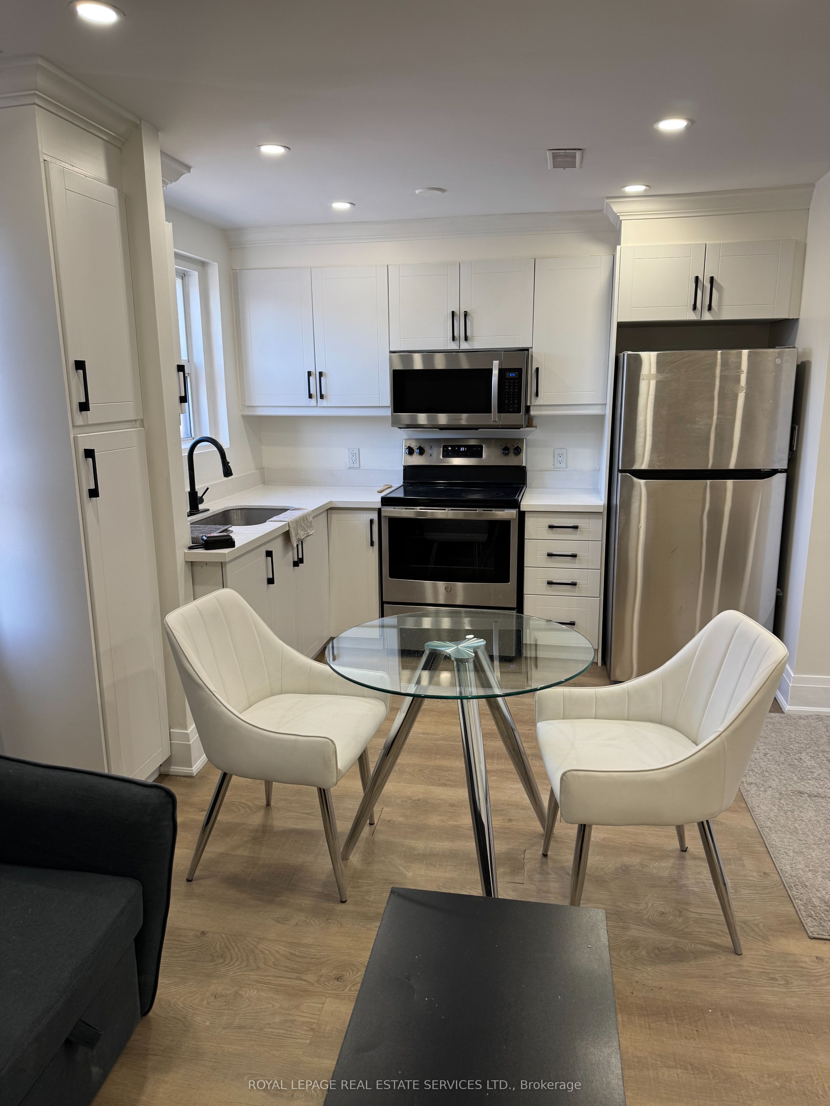 #apt #1 - 283 Lakeshore Road Property Photo 4