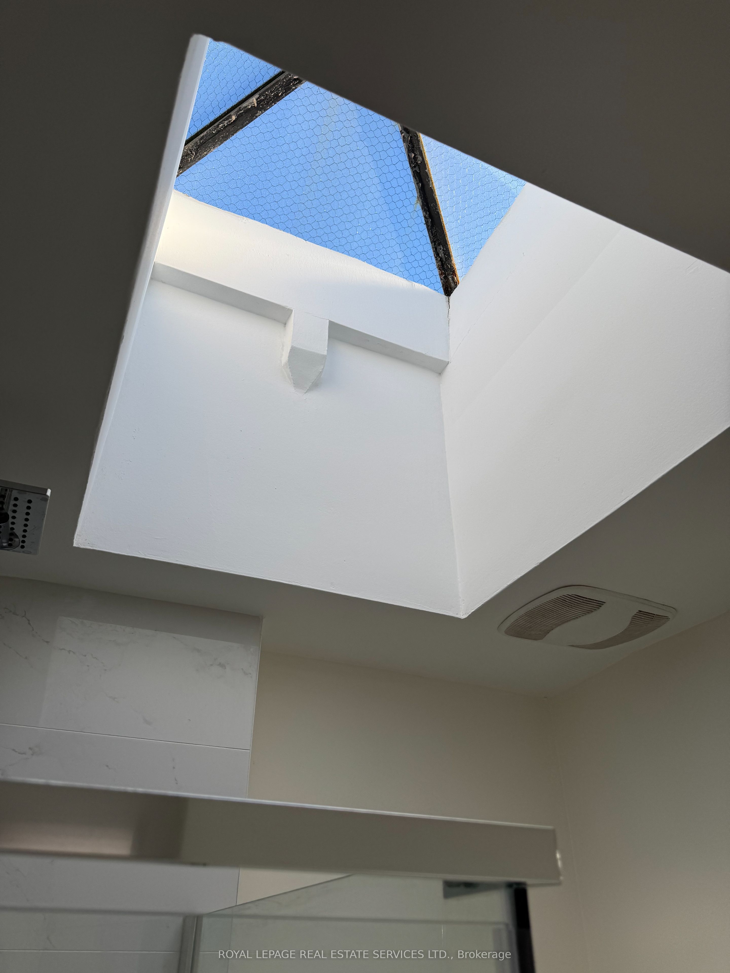 #apt #1 - 283 Lakeshore Road Property Photo 6