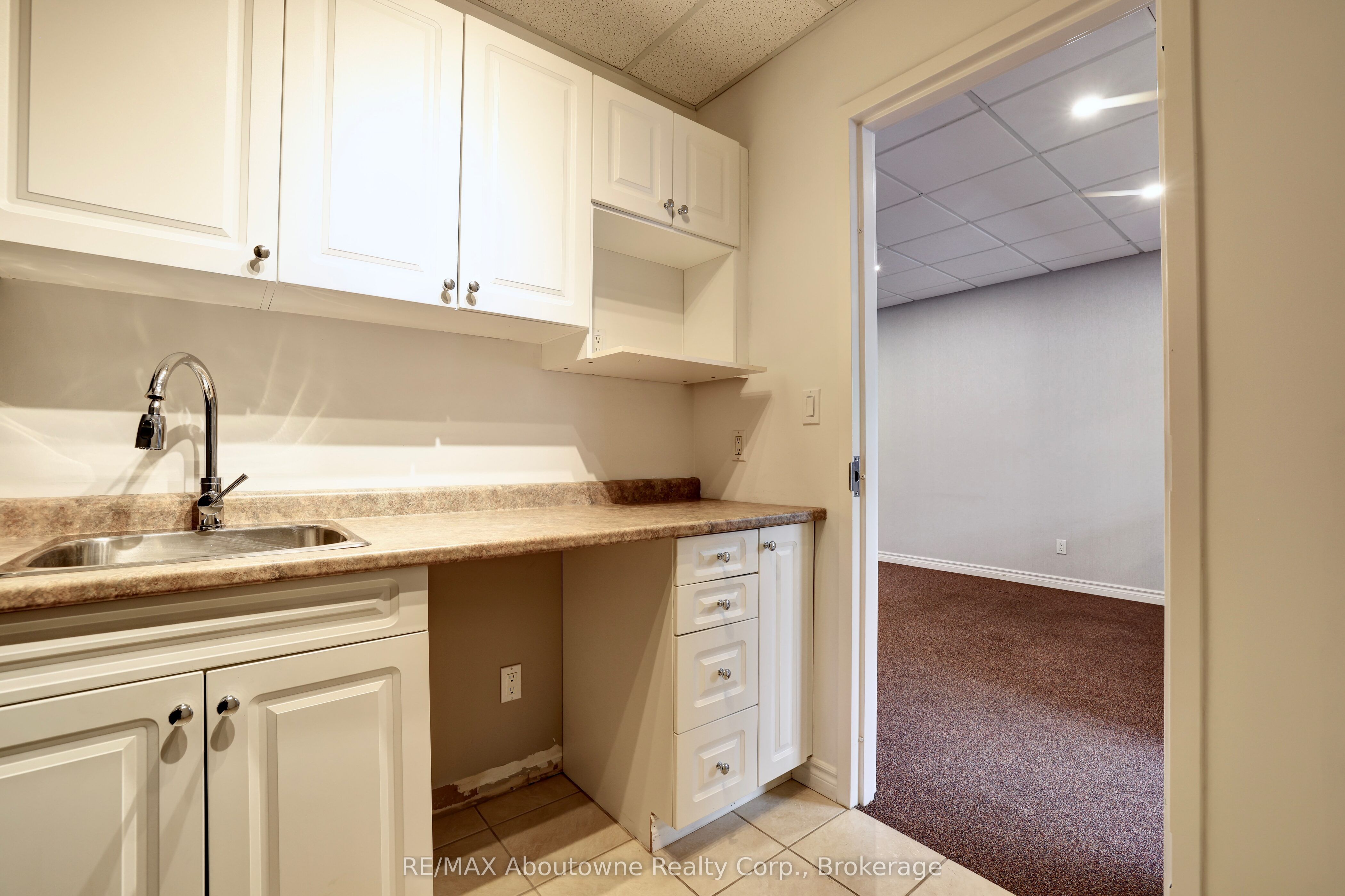#2 - 1464 Cornwall Road Property Photo 11