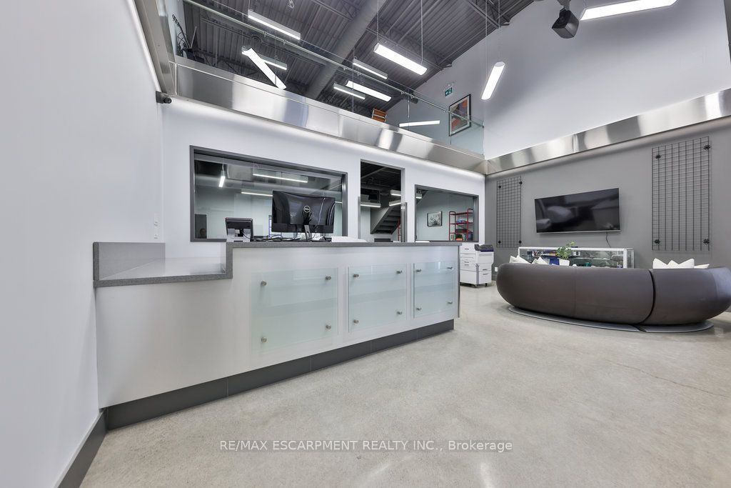 #36 - 1225 Queensway Property Photo 4