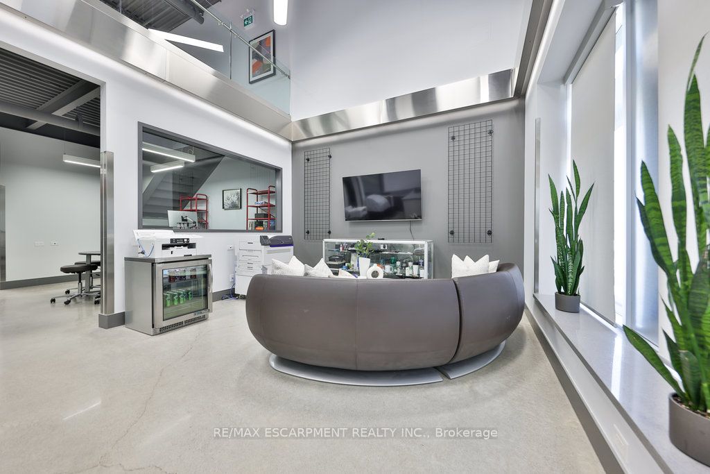 #36 - 1225 Queensway Property Photo 6