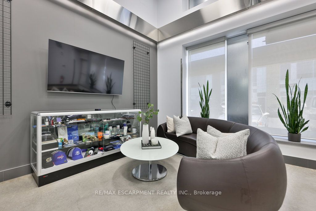 #36 - 1225 Queensway Property Photo 8