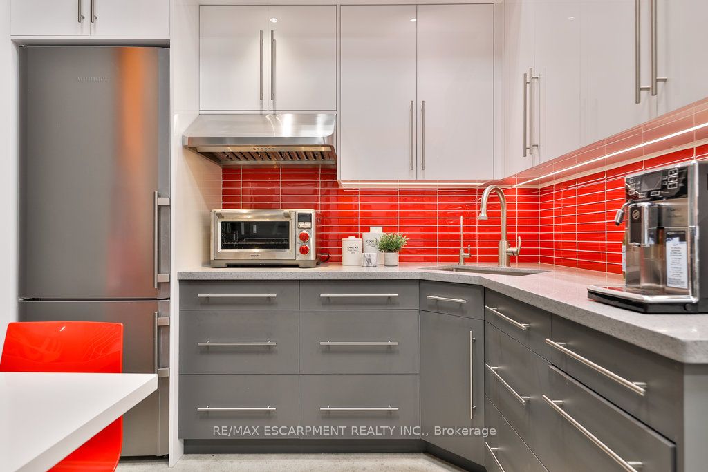 #36 - 1225 Queensway Property Photo 12
