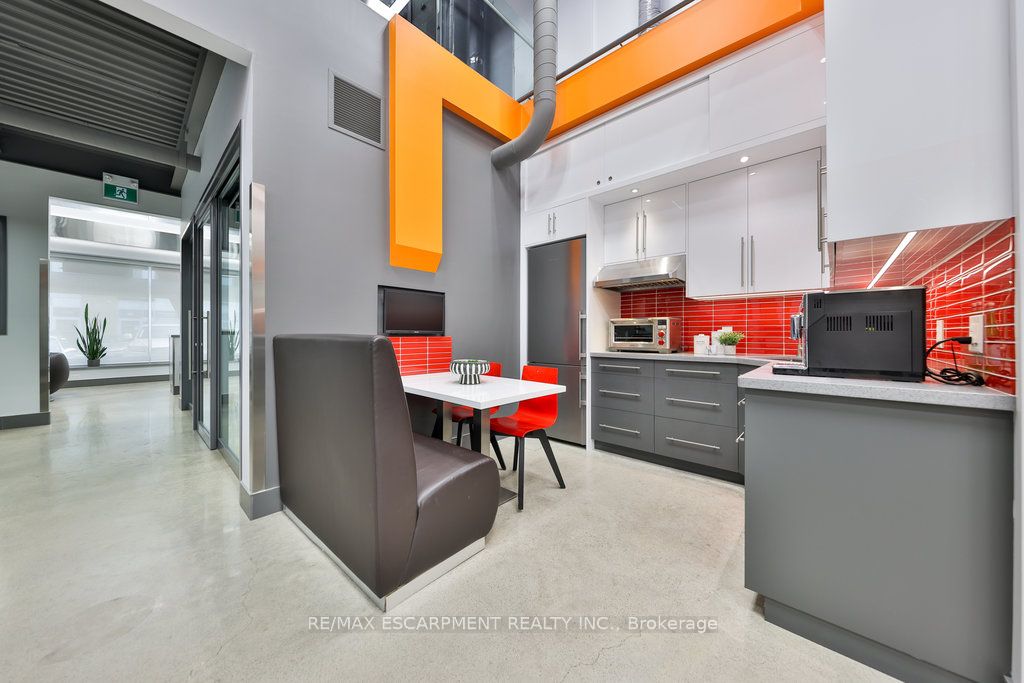 #36 - 1225 Queensway Property Photo 19
