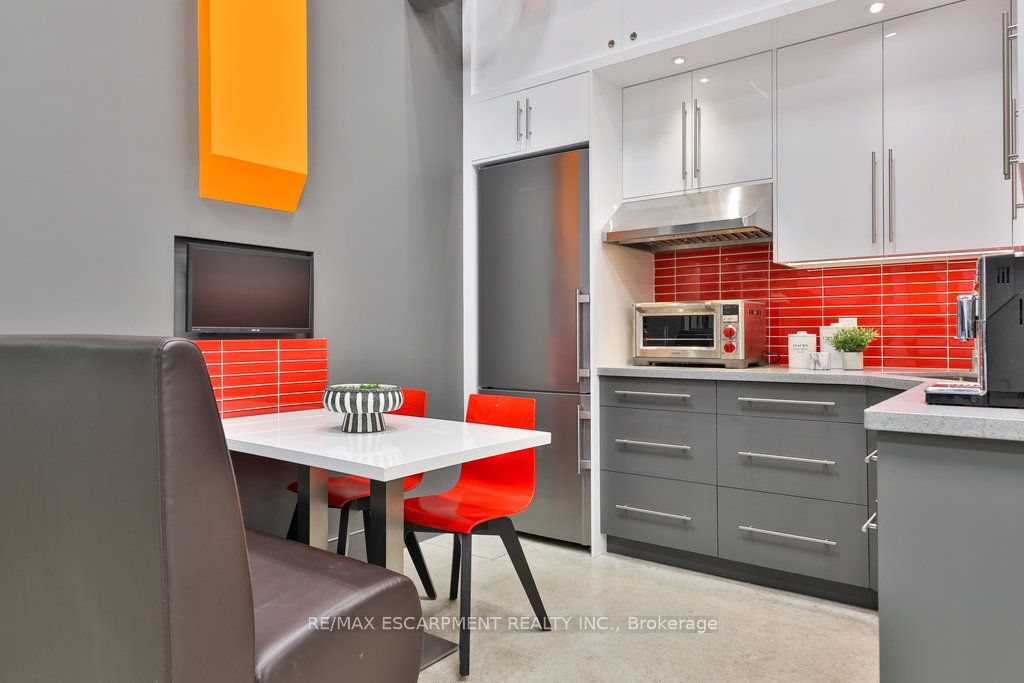 #36 - 1225 Queensway Property Photo 20