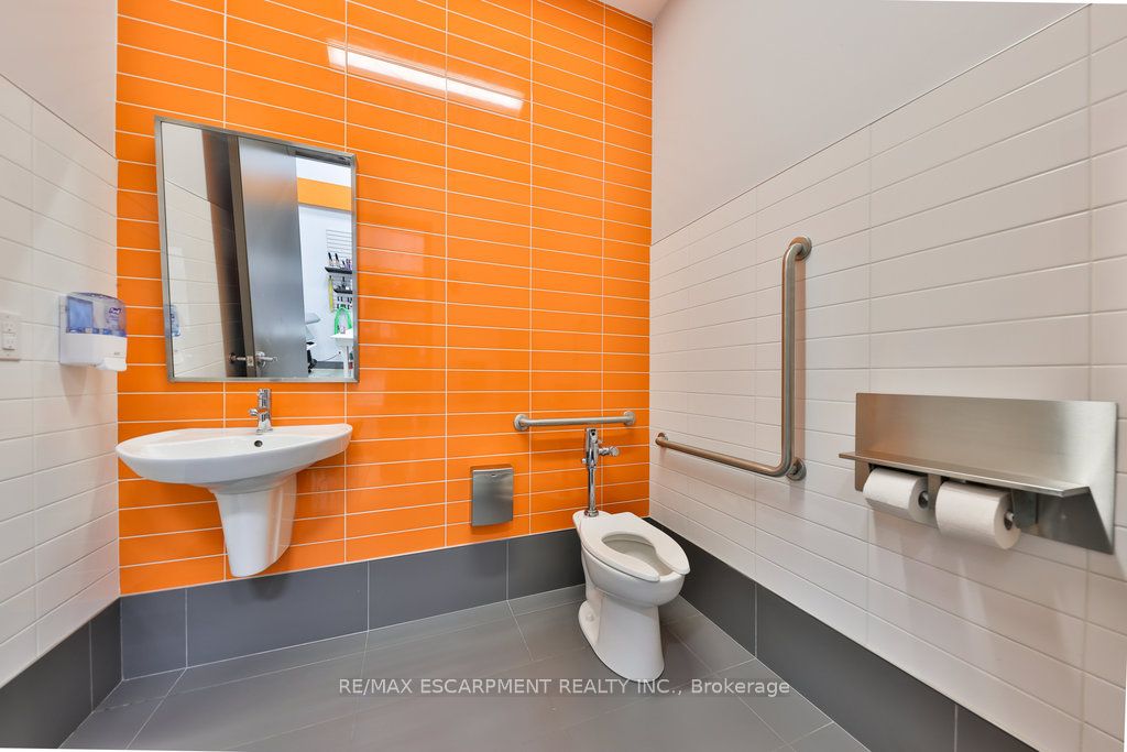 #36 - 1225 Queensway Property Photo 22
