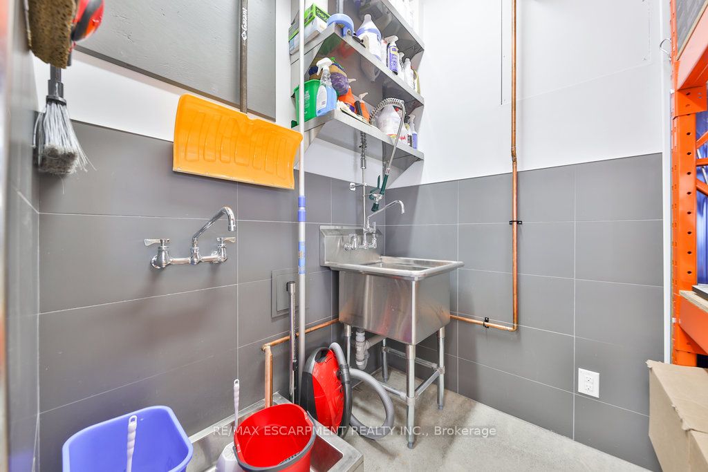 #36 - 1225 Queensway Property Photo 32