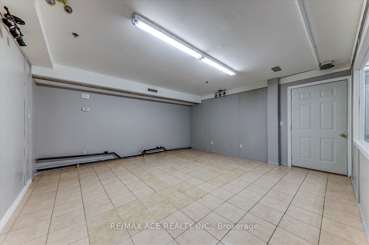 #23 - 1290 Finch Avenue Property Photo 5