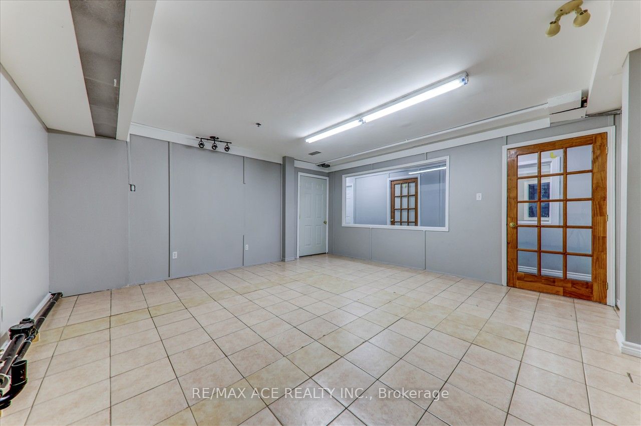 #23 - 1290 Finch Avenue Property Photo 6