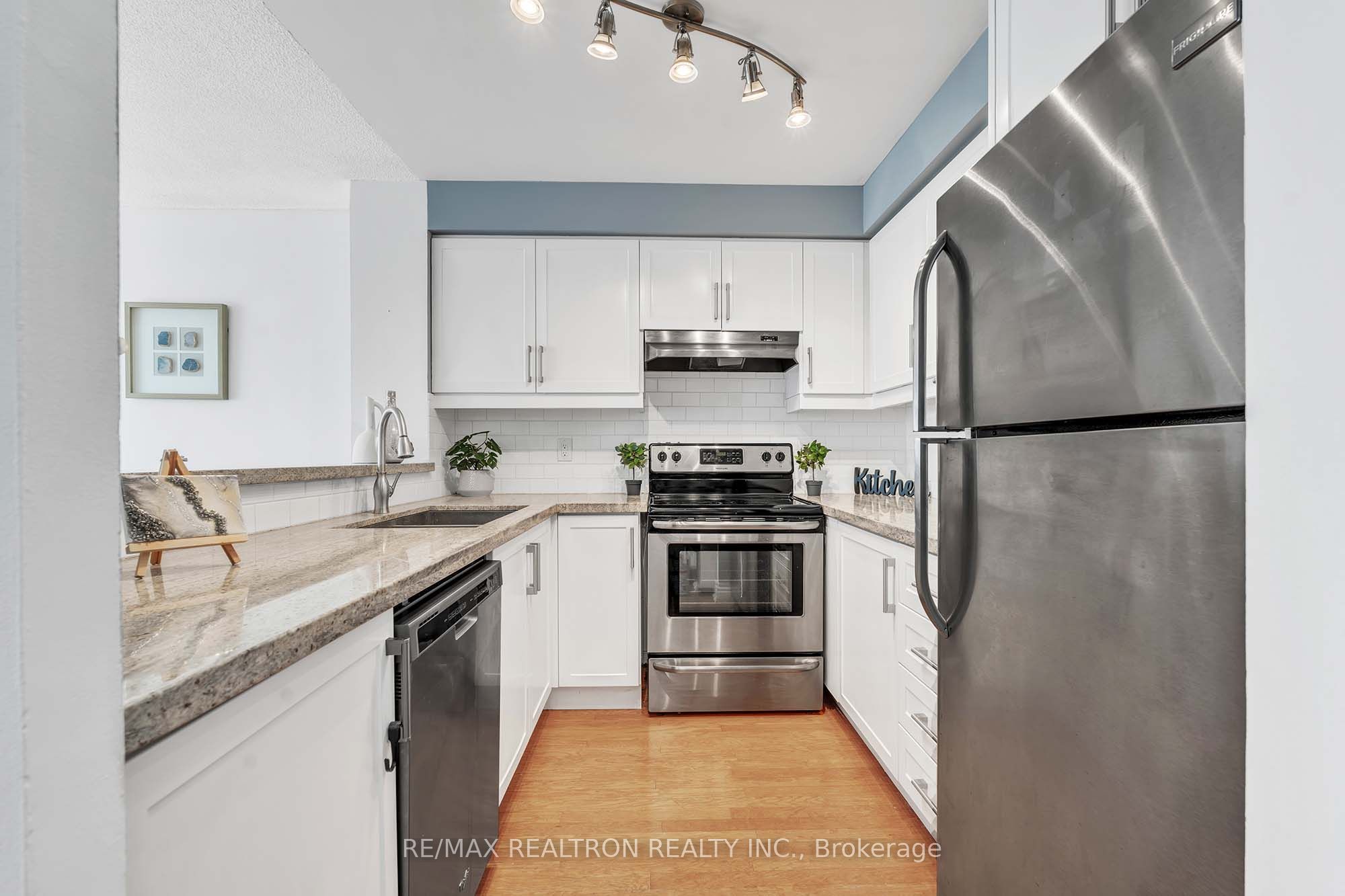 #411 - 2267 Lake Shore Boulevard Property Photo 2