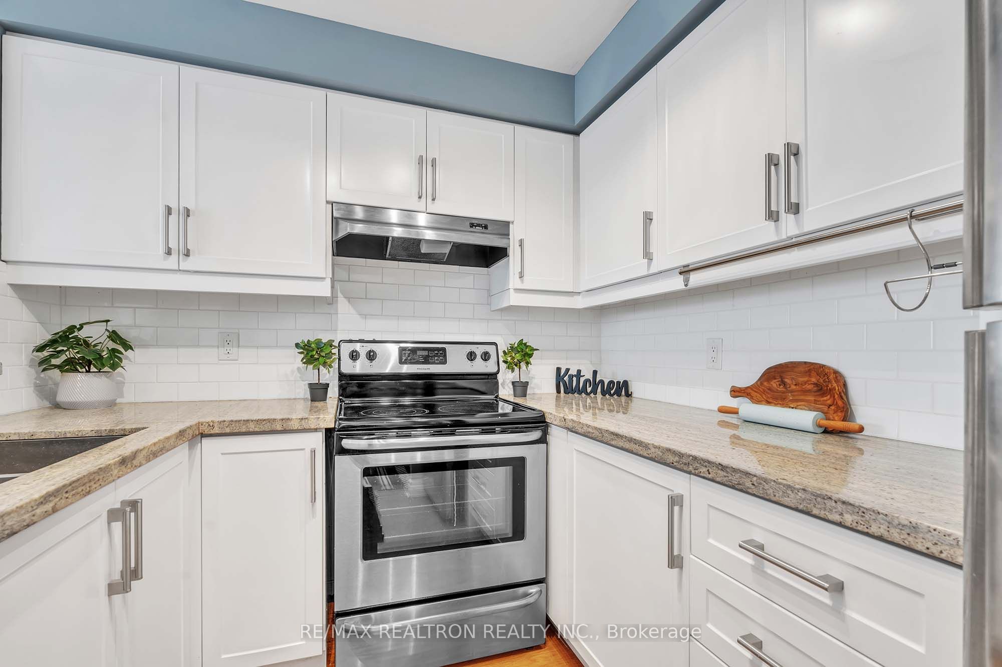#411 - 2267 Lake Shore Boulevard Property Photo 3