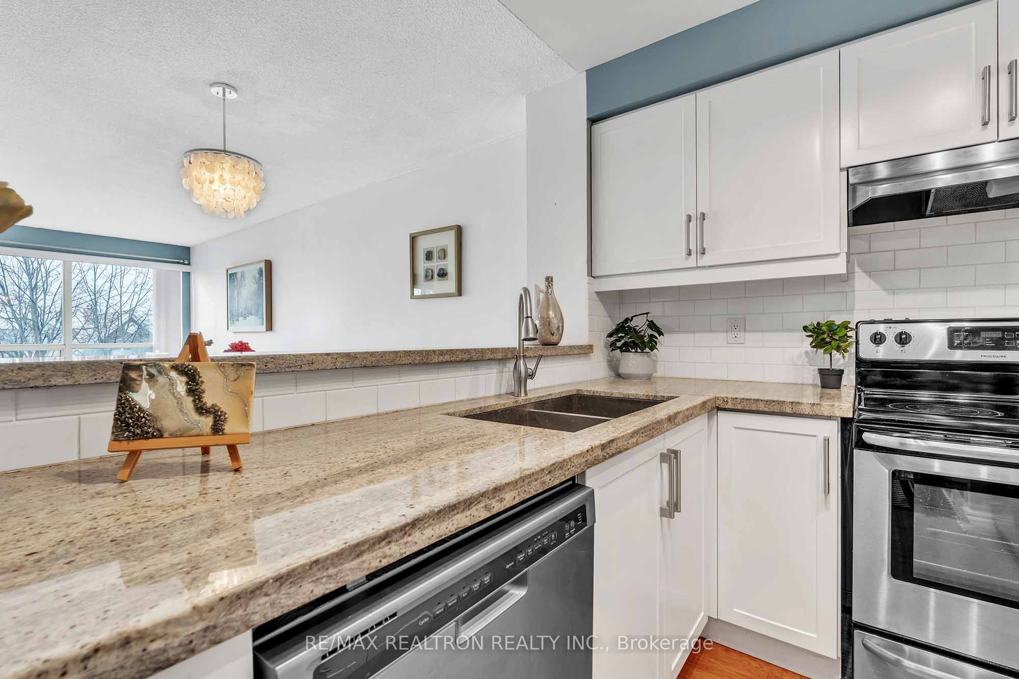 #411 - 2267 Lake Shore Boulevard Property Photo 4