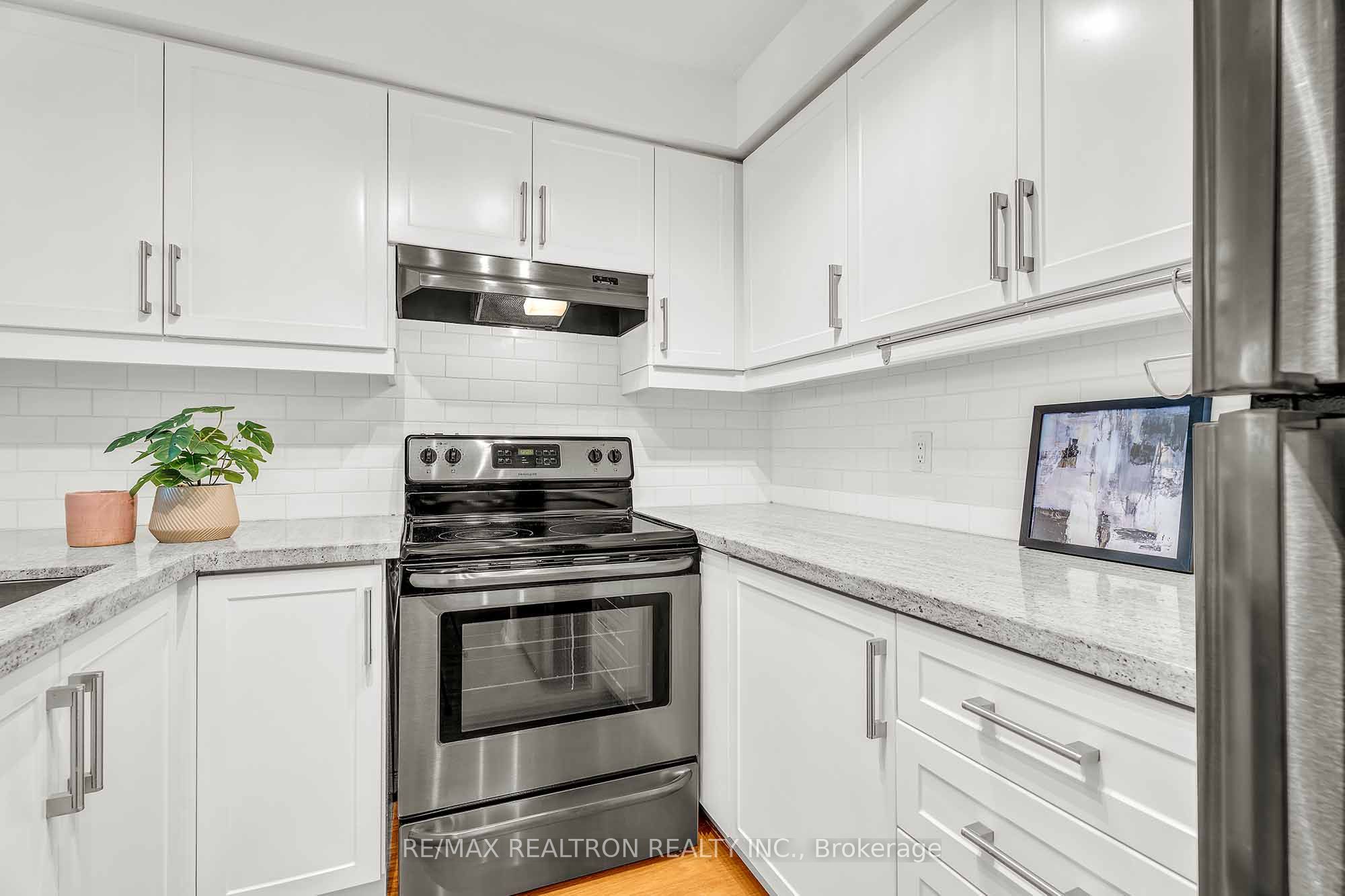 #411 - 2267 Lake Shore Boulevard Property Photo 8