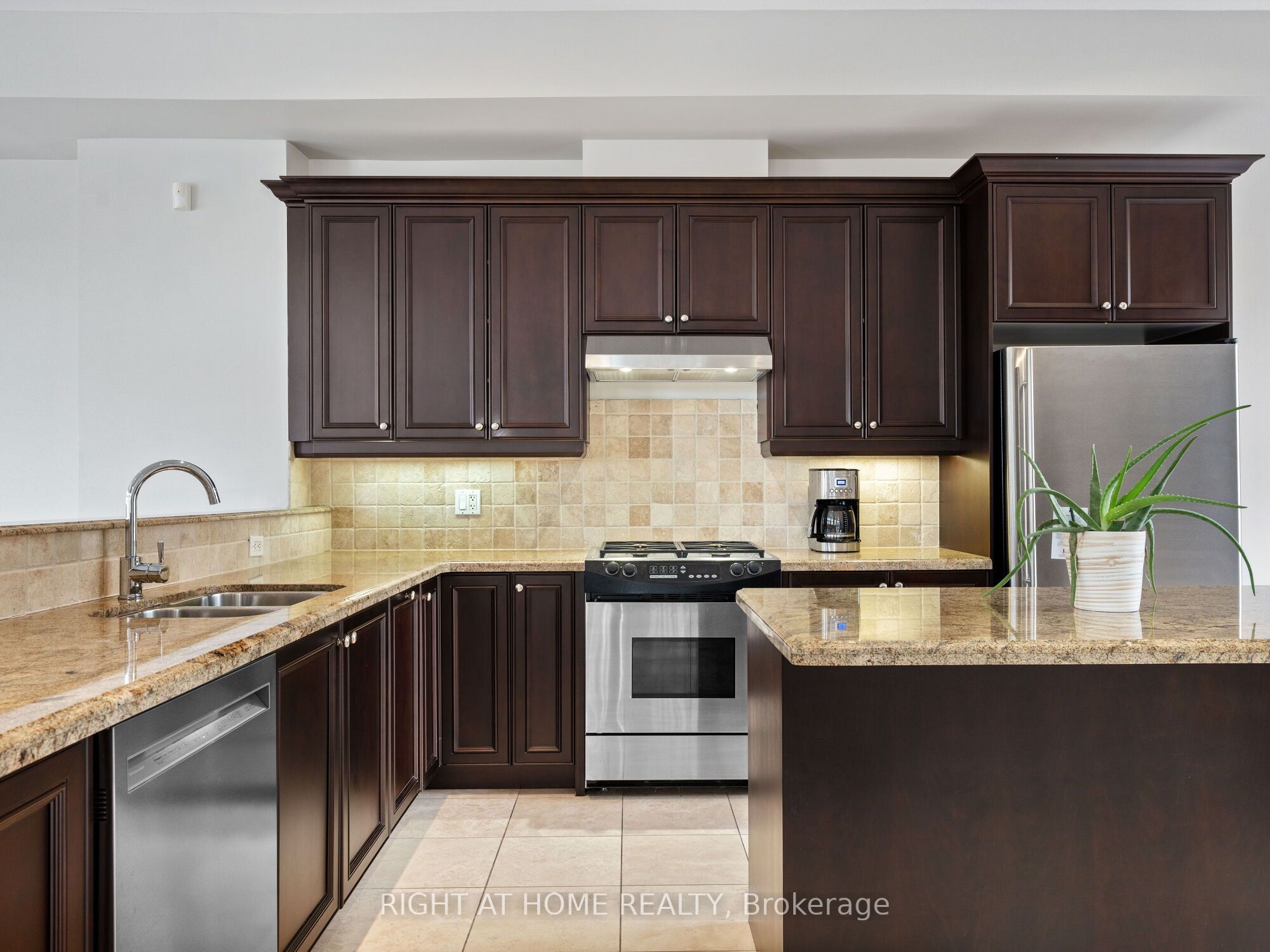 #8 - 120 Bronte Road Property Photo 12
