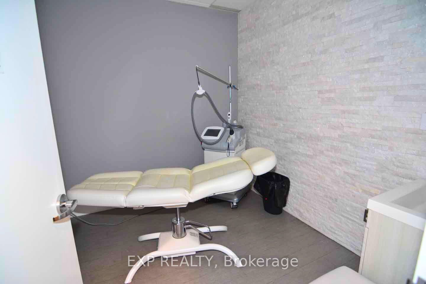 #105-109 - 420 Bronte Street Property Photo 13