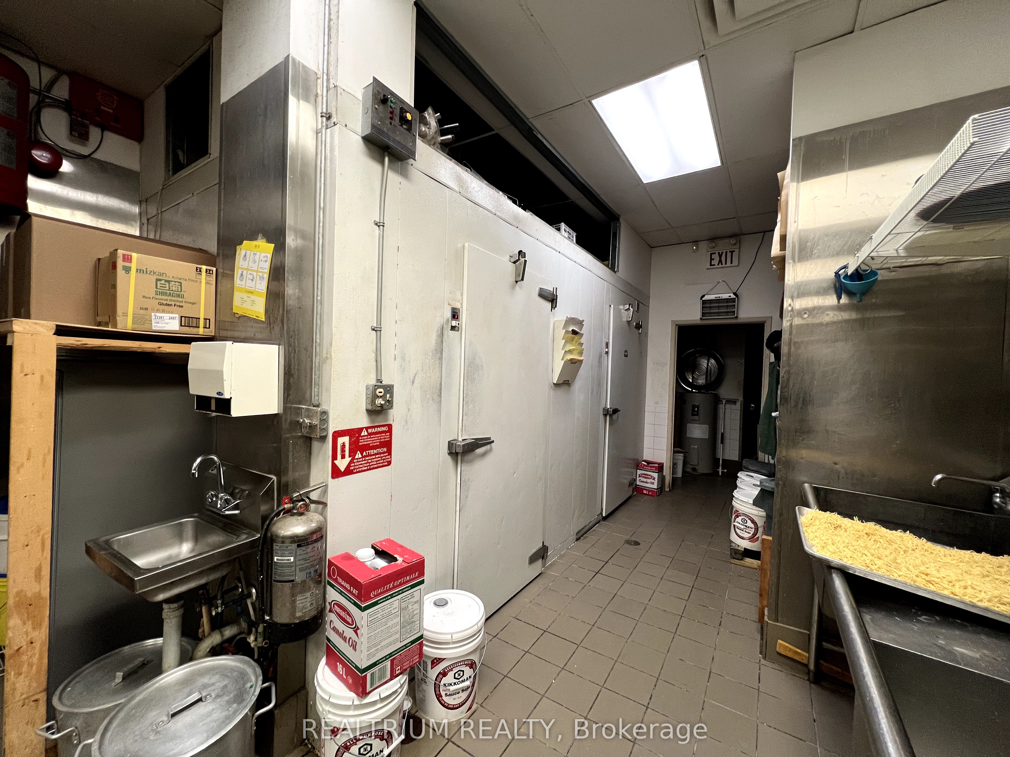 #7 - 1077 Wilson Avenue Property Photo 3