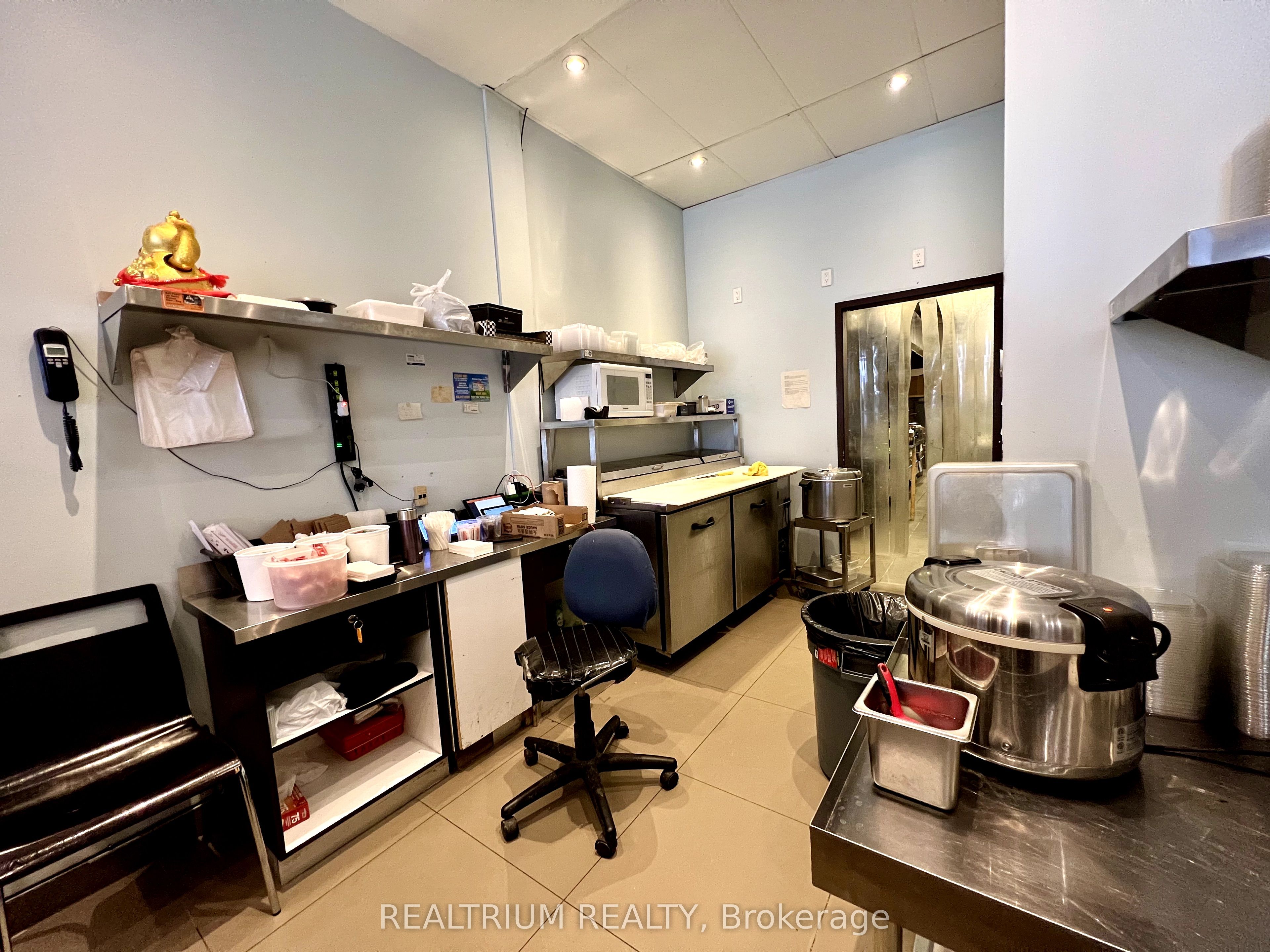 #7 - 1077 Wilson Avenue Property Photo 8