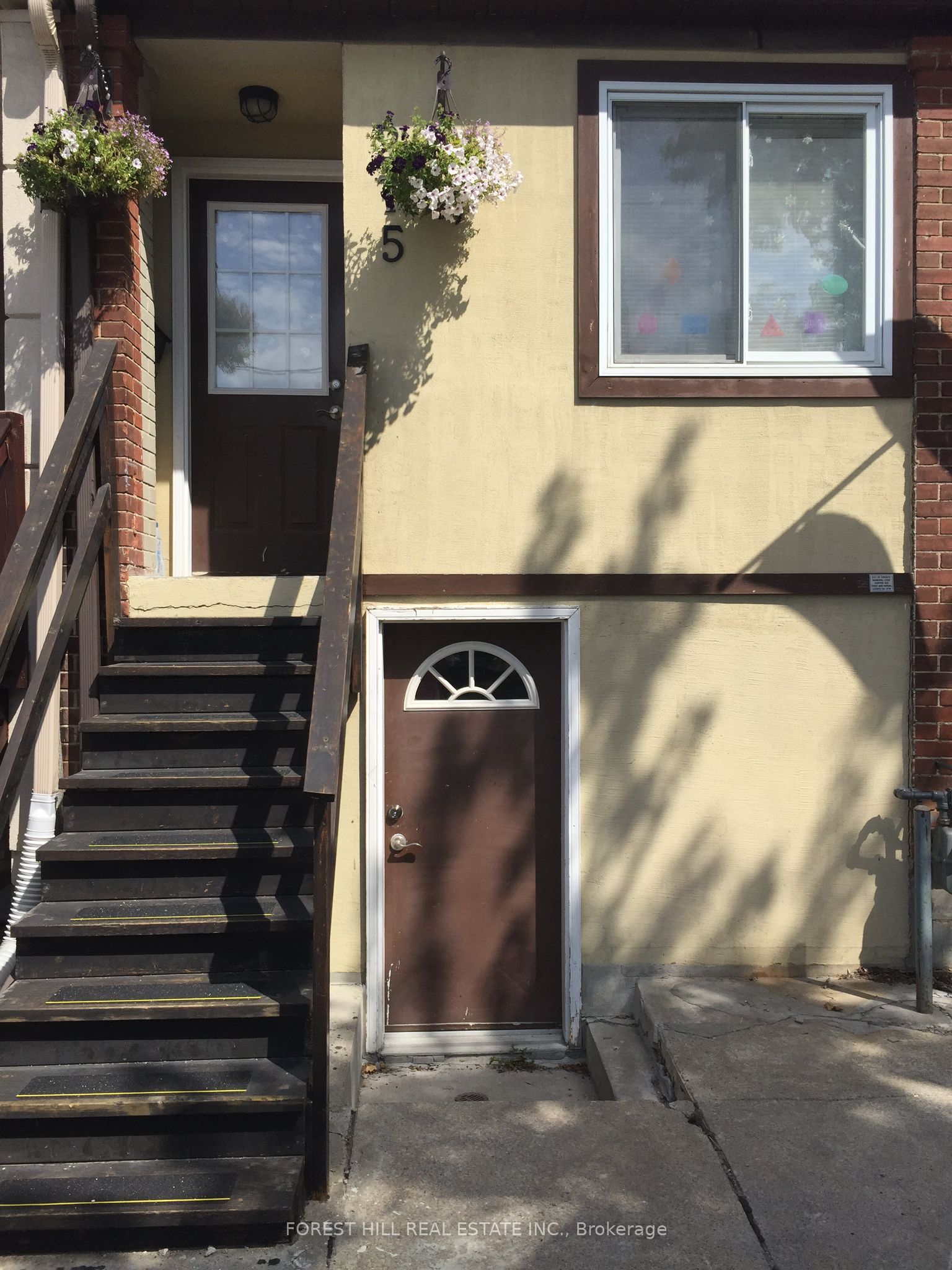 275 Blackthorn Avenue Property Photo 1